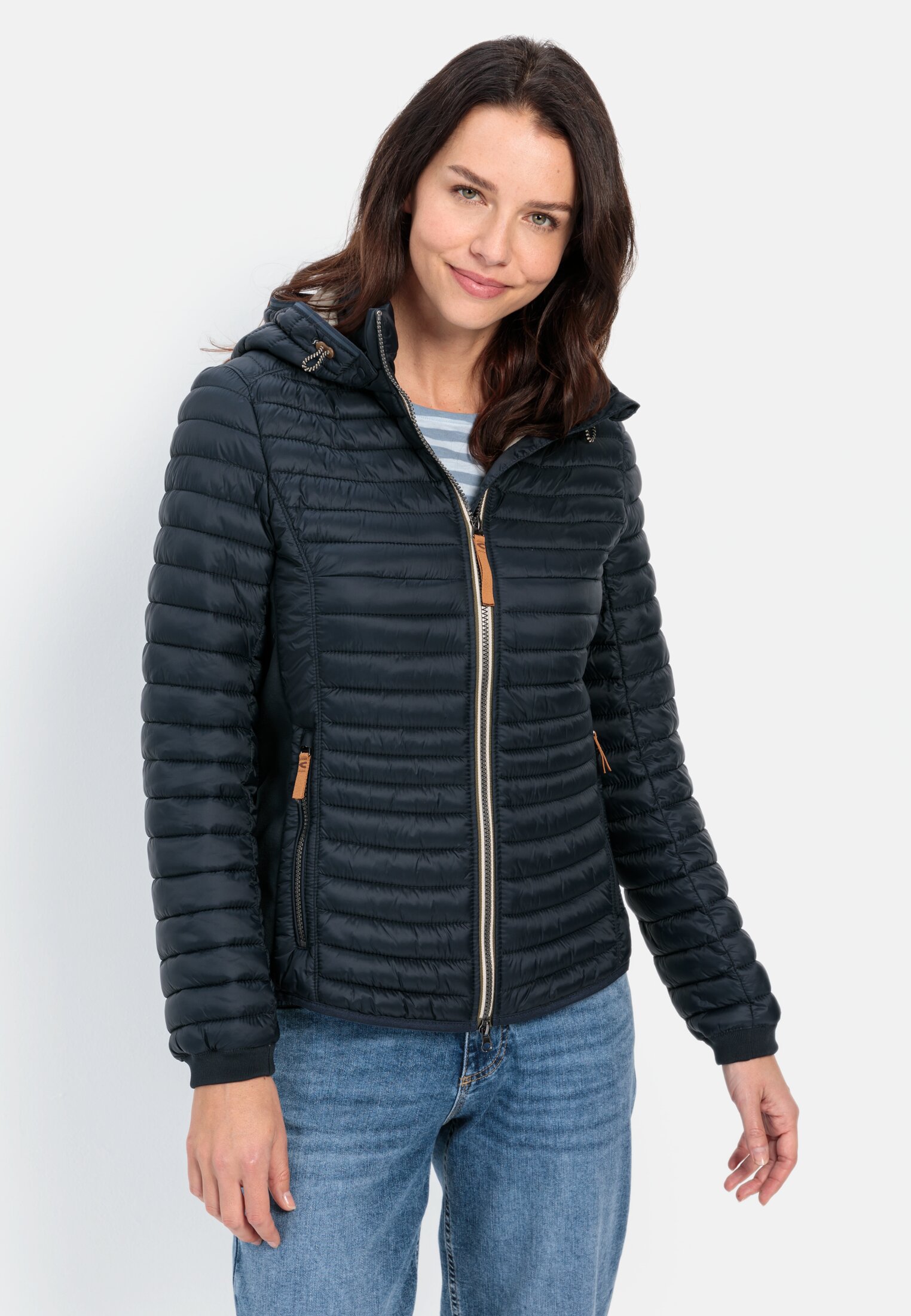 Damen Leichte Steppjacke aus recyceltem Polyamid Dunkelblau getragen vorn