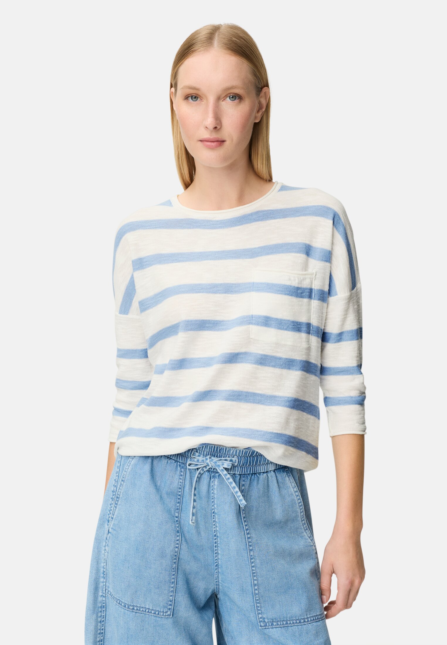 Damen Leichter Strickpullover mit Brusttasche Hellblau getragen vorn