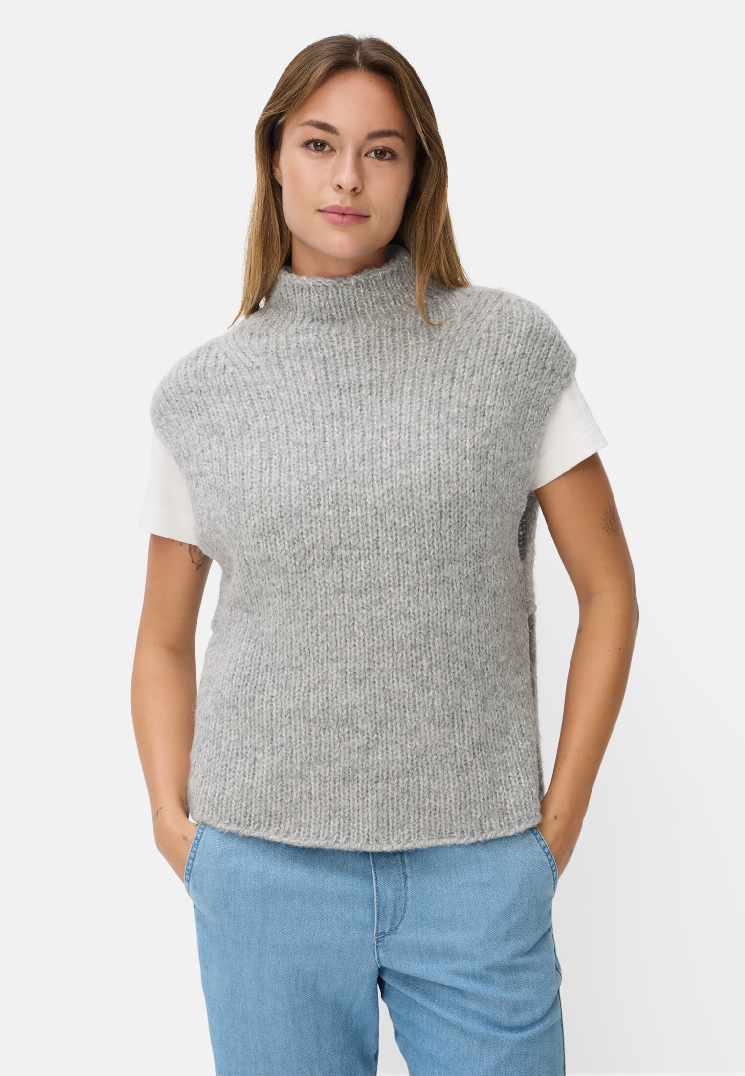 Vrouwen Gebreide pullover zonder mouwen met zijopeningen Grijs gedragen voor