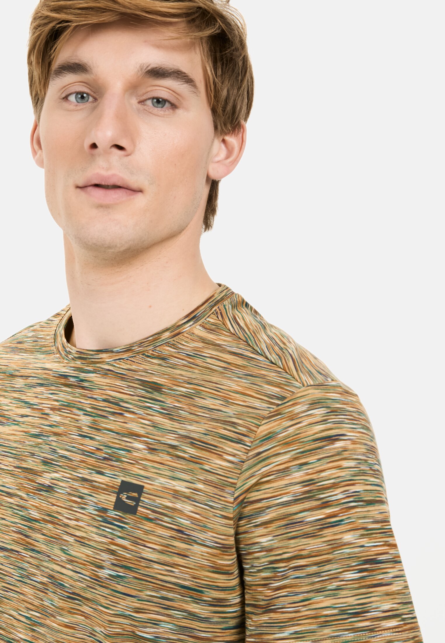 MI_09700-5T24-71_M5-00 Herren Kurzarmshirt mit geripptem Kragen Grün getragen detailliert nah