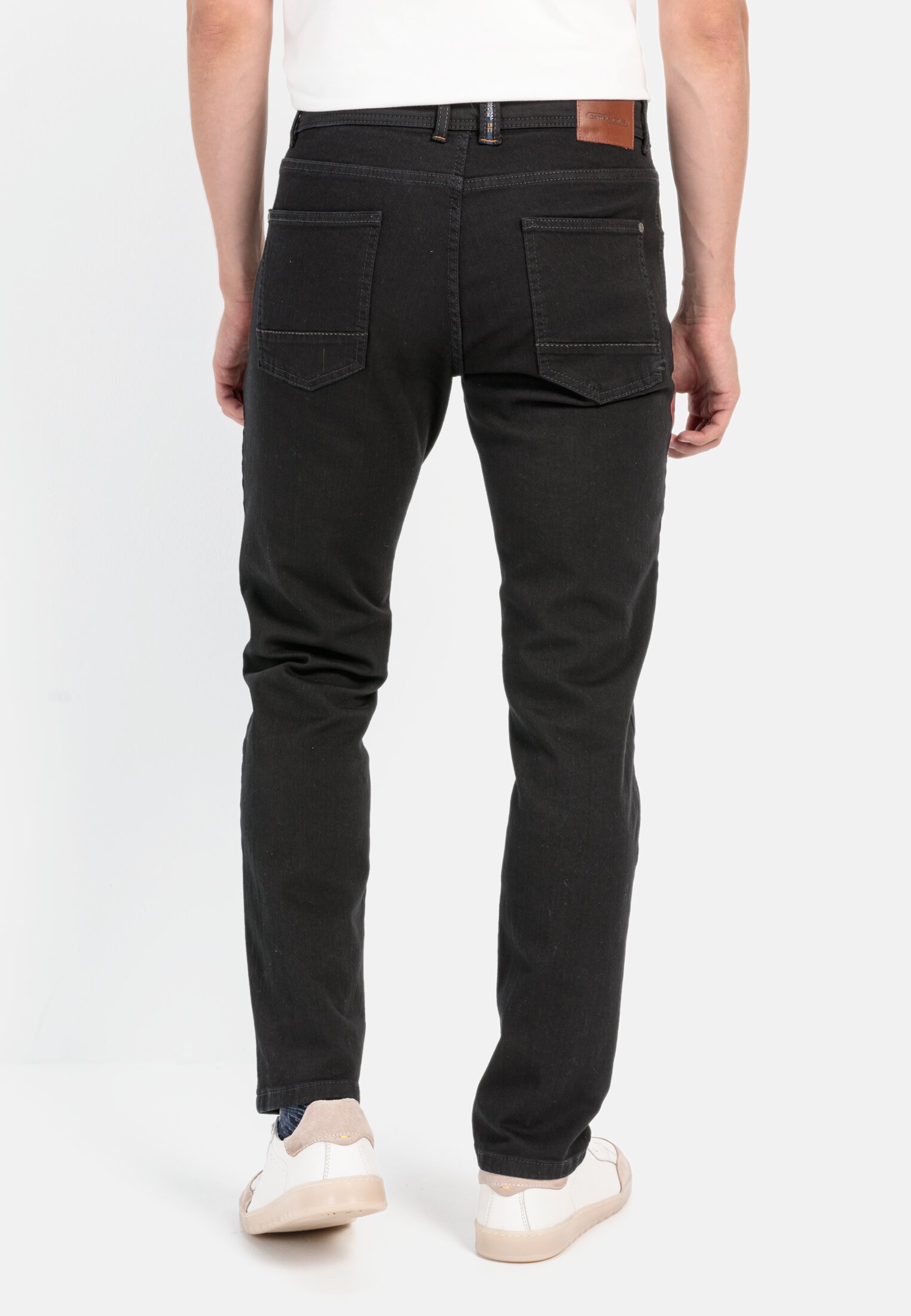 Heren Regular fit jeans met 2-wegs stretch Zwart gedragen achter
