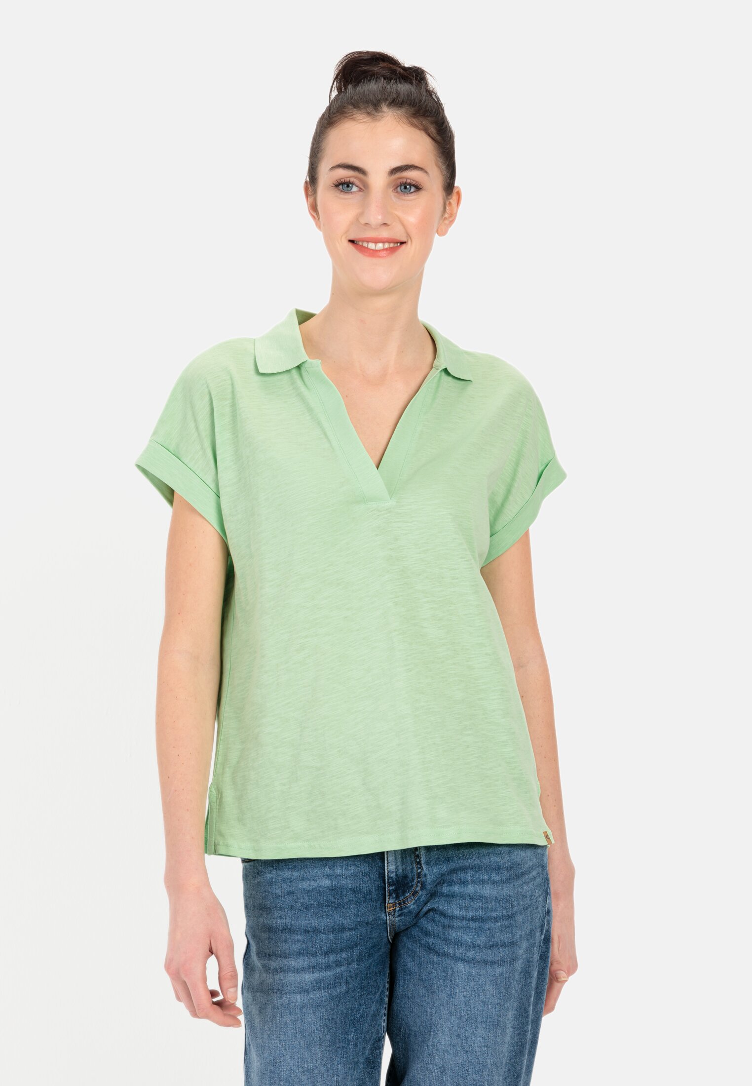 Damen T-Shirt mit Polokragen aus Organic Cotton Pistazie getragen vorn