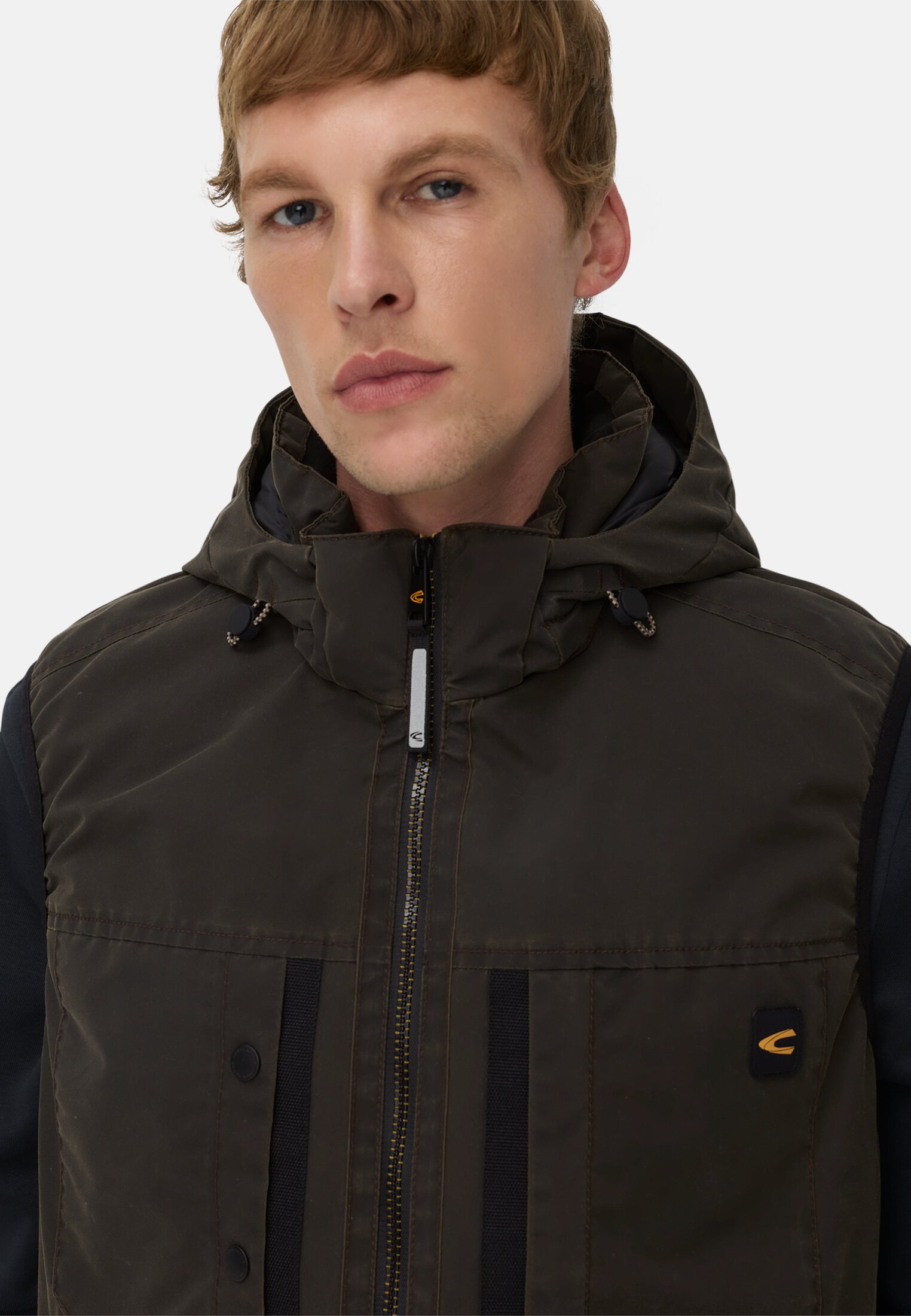 Men Outdoor vest with removable hood Dark brown worn detail close