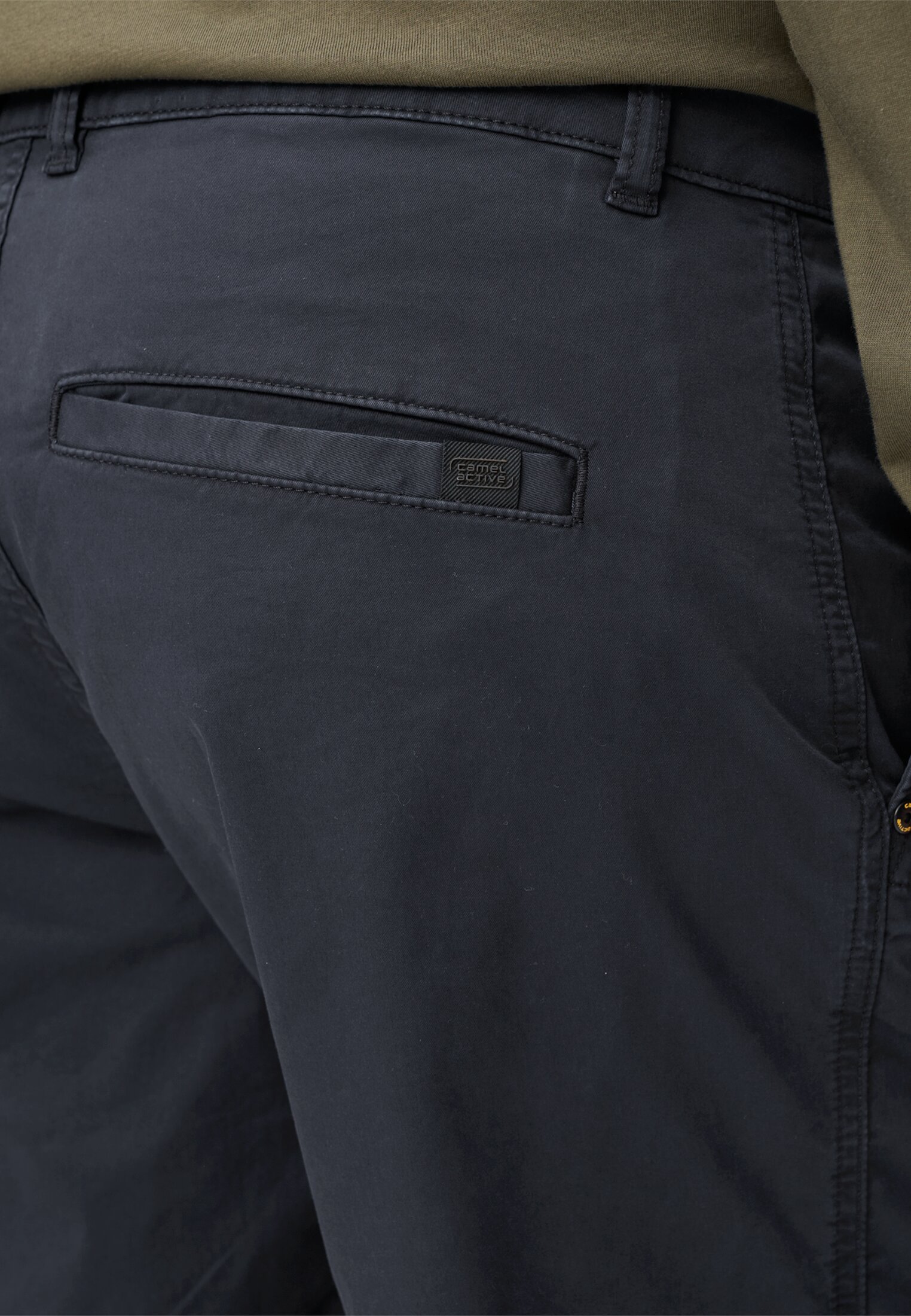 Men Bermuda shorts with zipper Dark Blue worn detail close