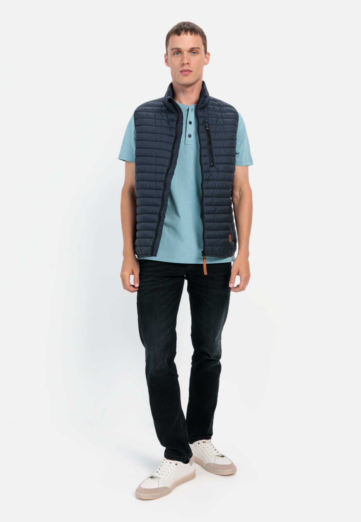 Herren Henley Shirt mit kurzem Arm aus reiner Baumwolle Blau getragen vorne Ganzkörper