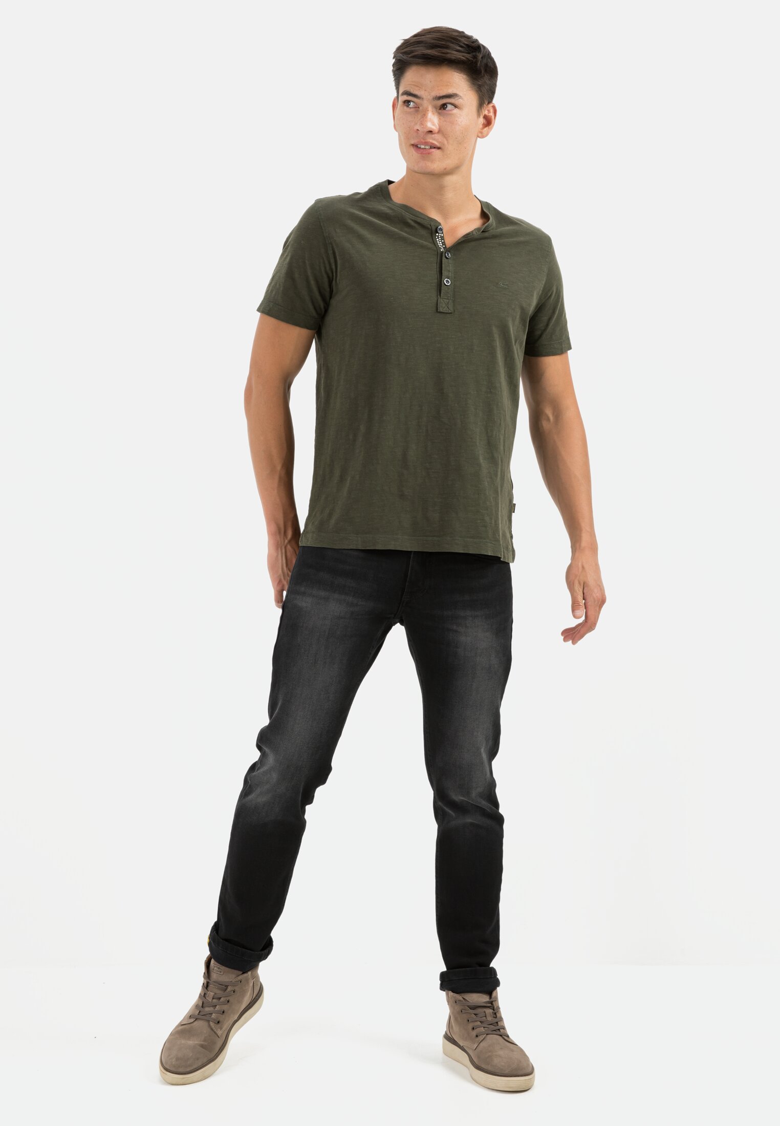 Herren Henley Shirt mit kurzem Arm aus reiner Baumwolle Grün getragen vorne Ganzkörper