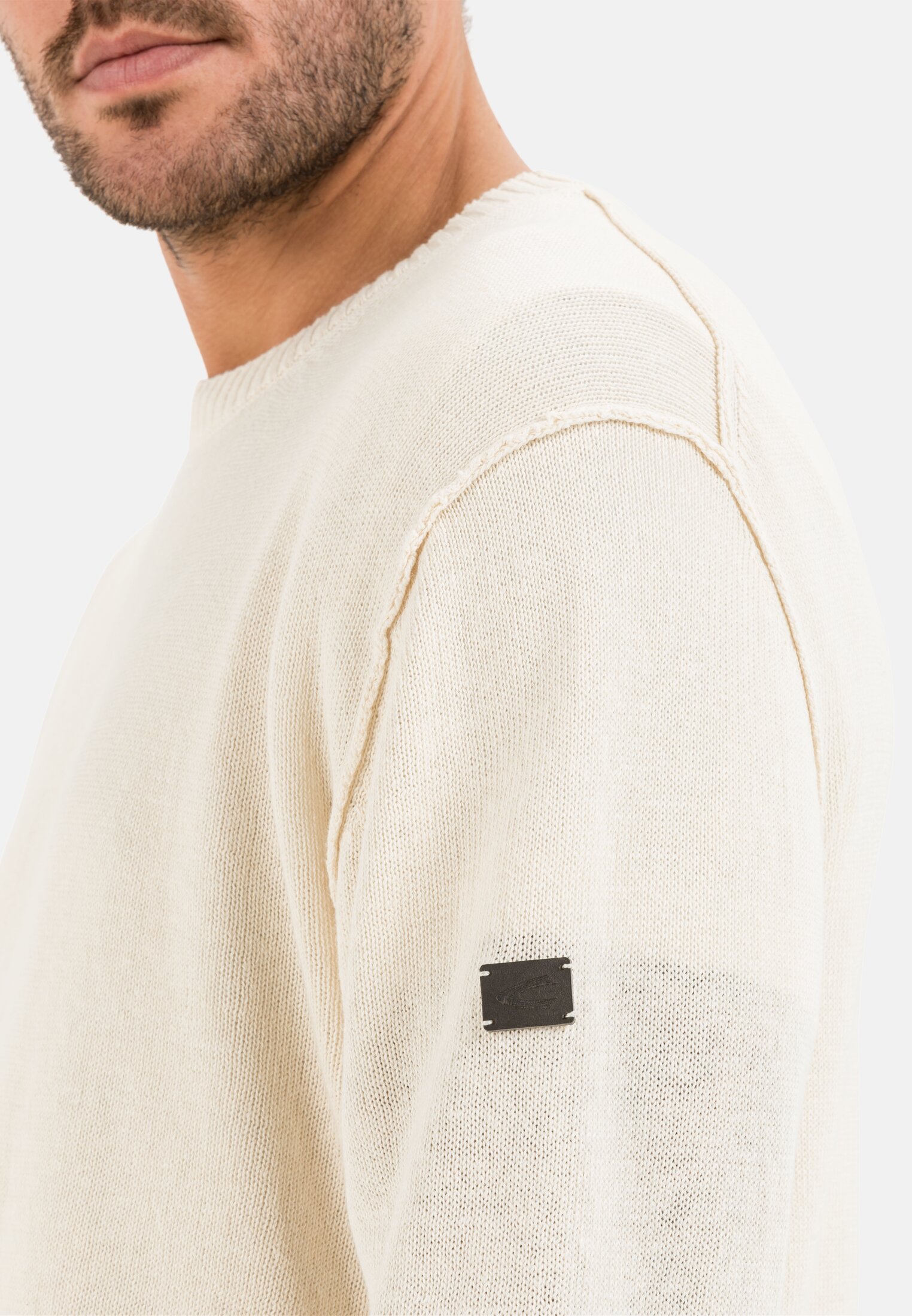 MI_09545-1K31-04_M5-00 Men Lightweight knitted jumper made from a linen blend White worn detail close
