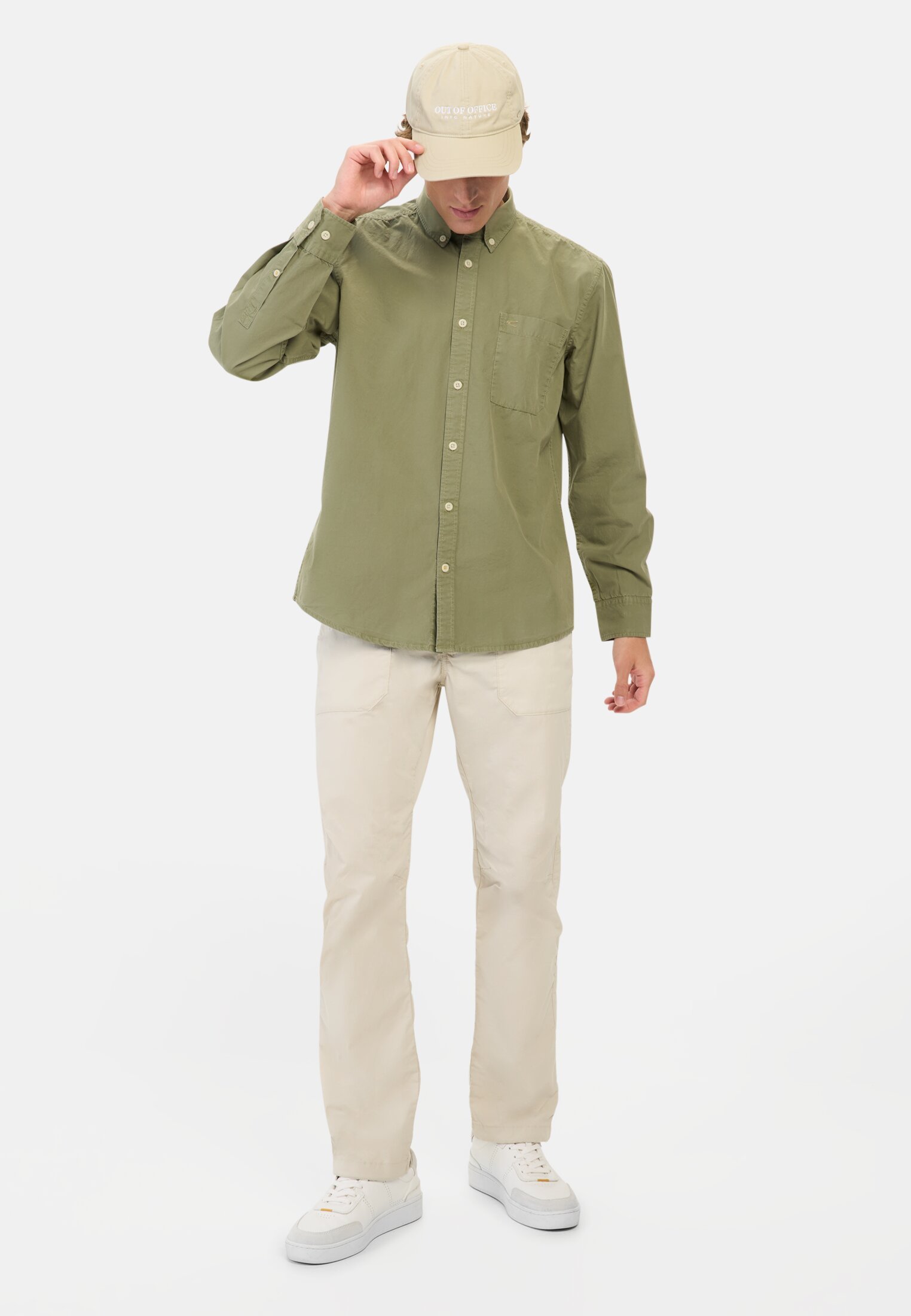 camelactive_Langarmshirt_Dusty_Khaki_409113-5S13-34_M3 Men Cotton shirt with chest pocket Green worn front full body