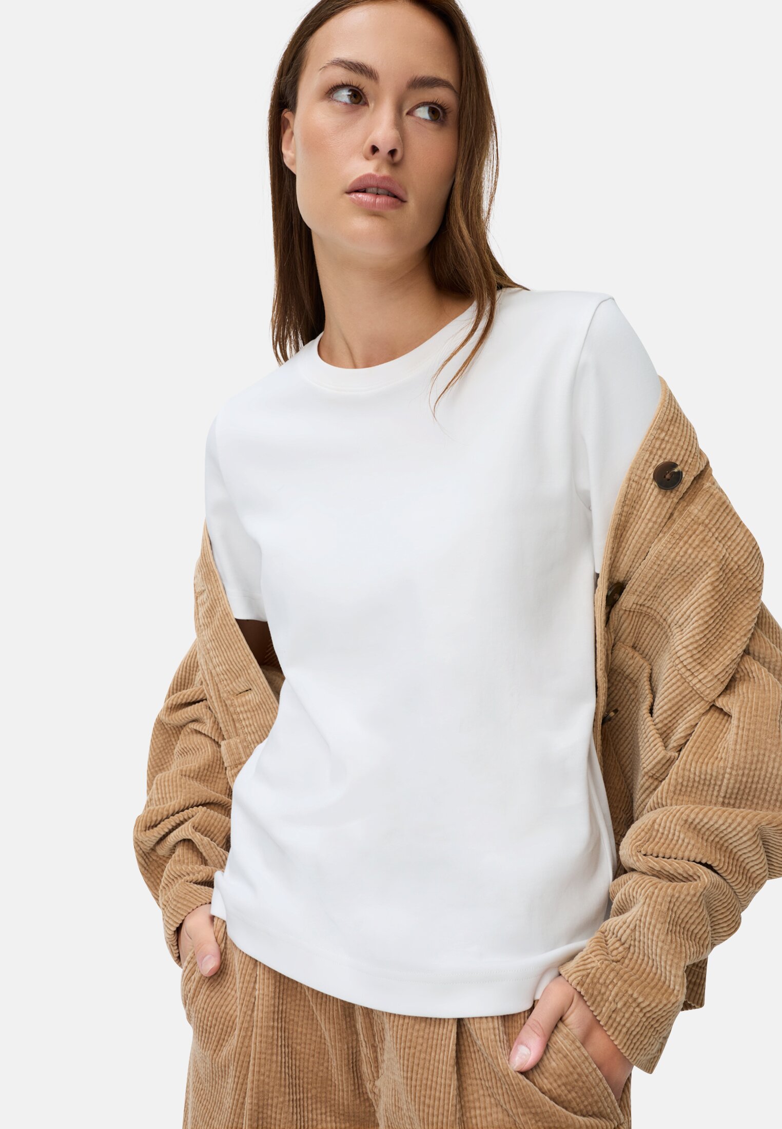 Damen T-Shirt aus reiner Baumwolle Milchweiß getragen emotional