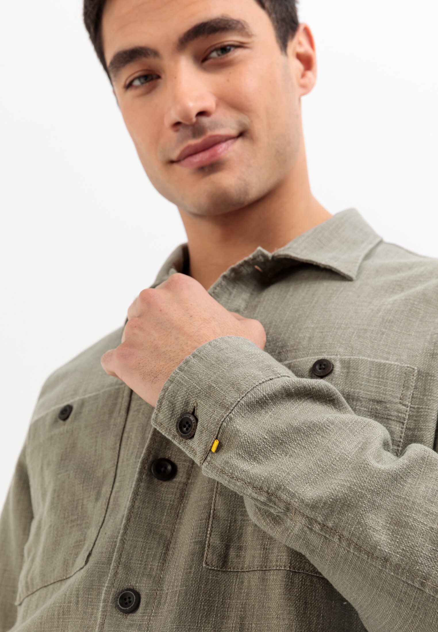MI_09332-1S42-31_M5-00 Men Overshirt in a linen-cotton mix Khaki worn detail close