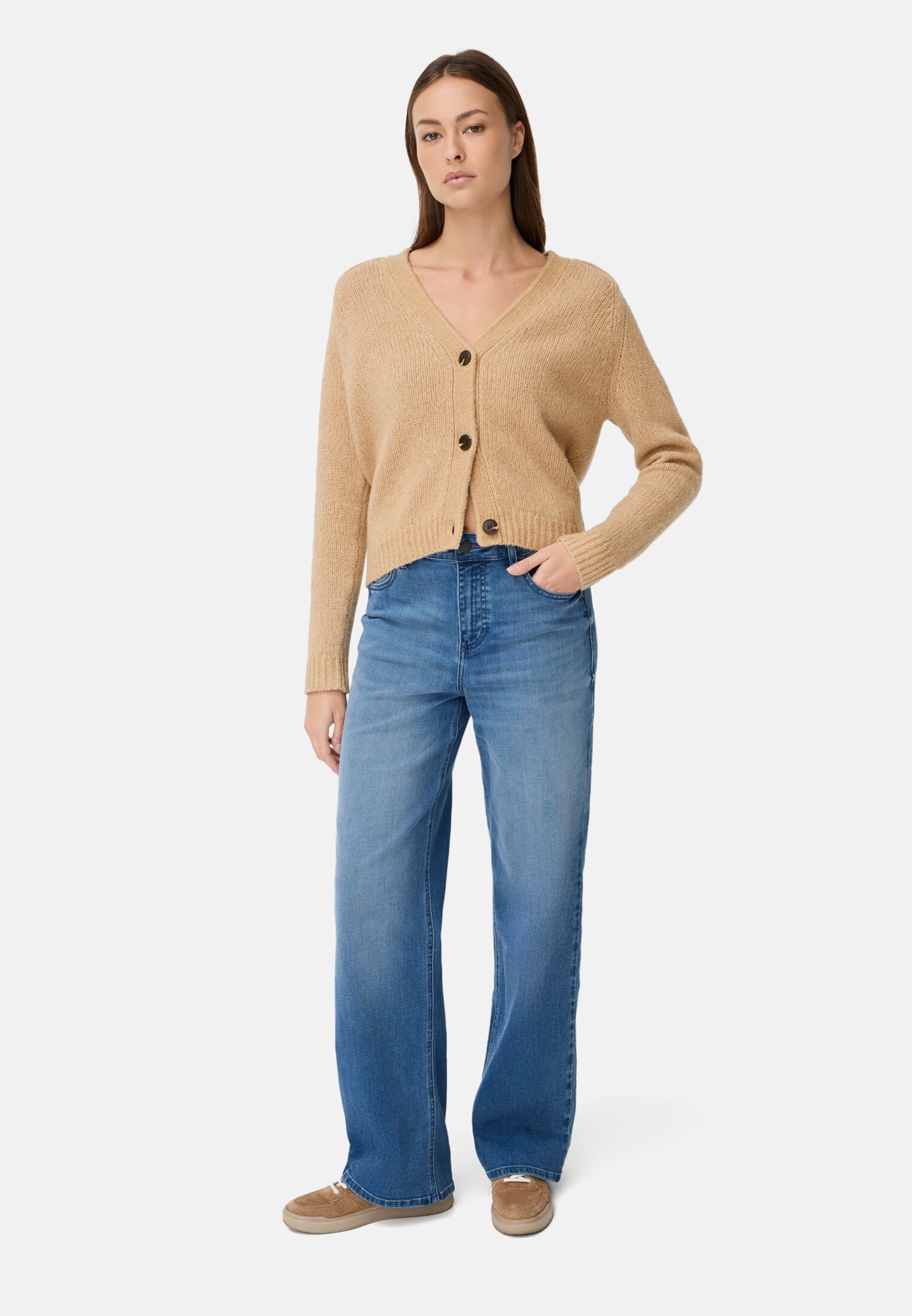 Damen Strickjacke mit Raglanärmeln und Knopfverschluss Karamell getragen vorne Ganzkörper