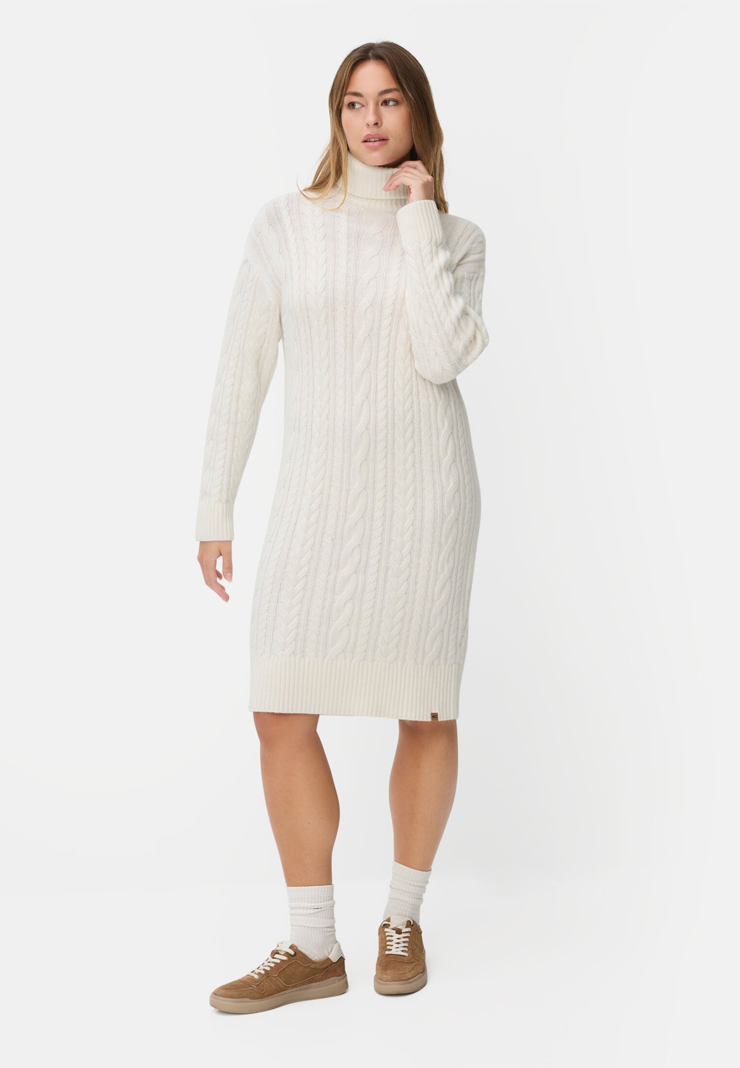 Damen Strickkleid mit Zopfstrickmuster Milchweiß getragen vorne Ganzkörper