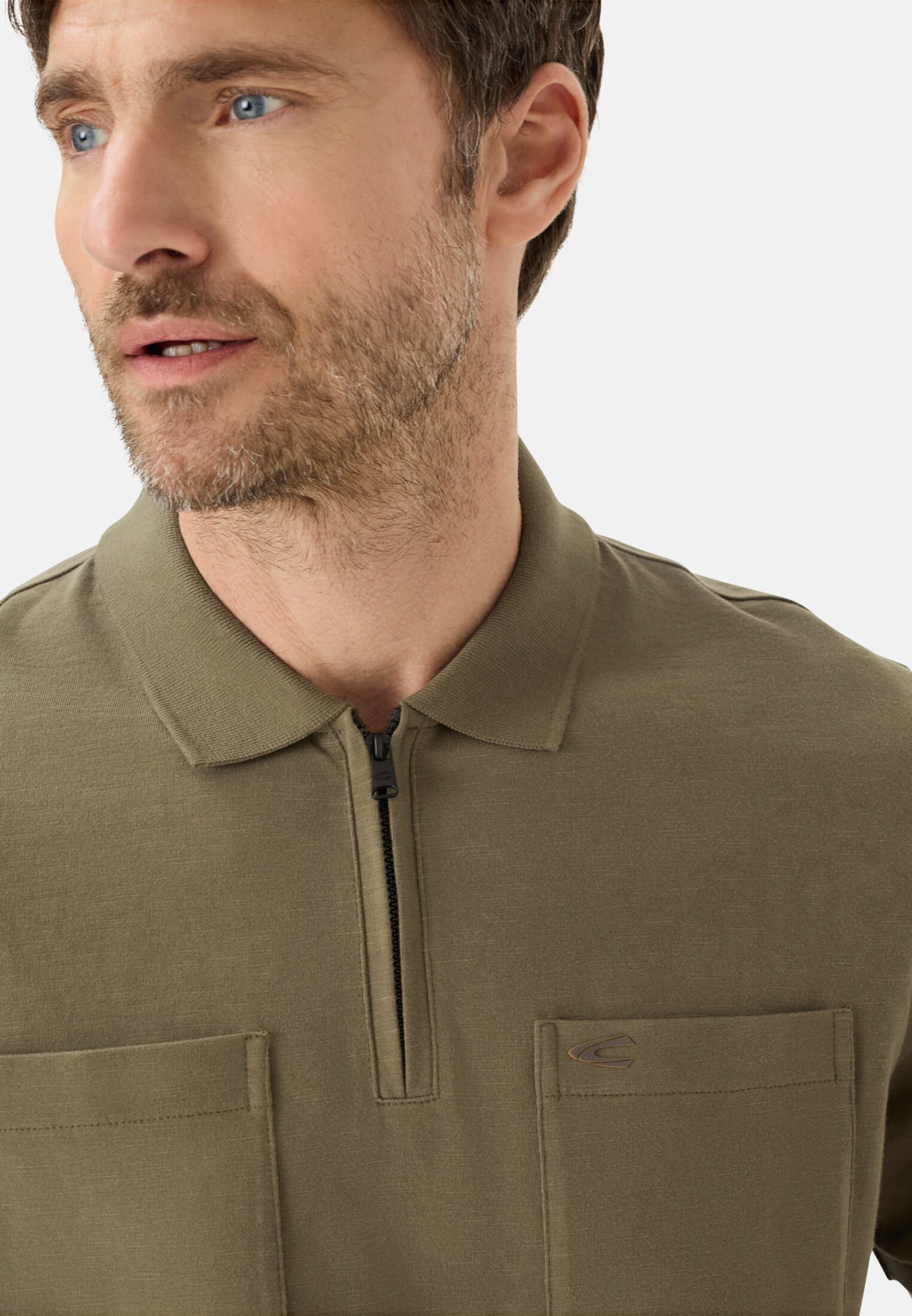 Herren Poloshirt mit Reißverschluss Olivgrün getragen detailliert nah