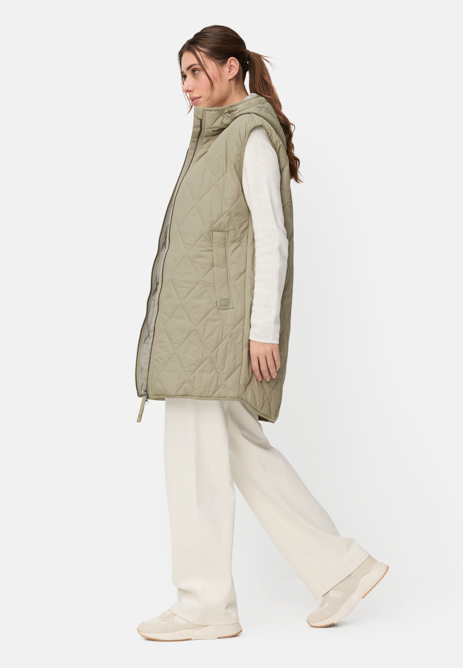 Damen Lange Weste mit Kapuze Salbei getragen vorne Ganzkörper