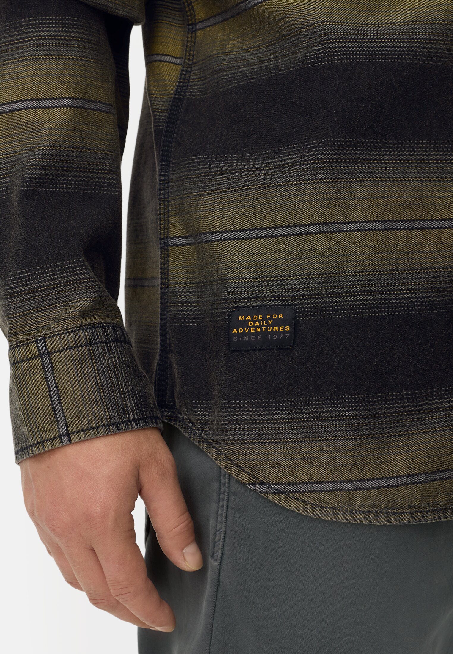 Herren Hemd mit Brusttaschen Olivgrün getragen detailliert nah