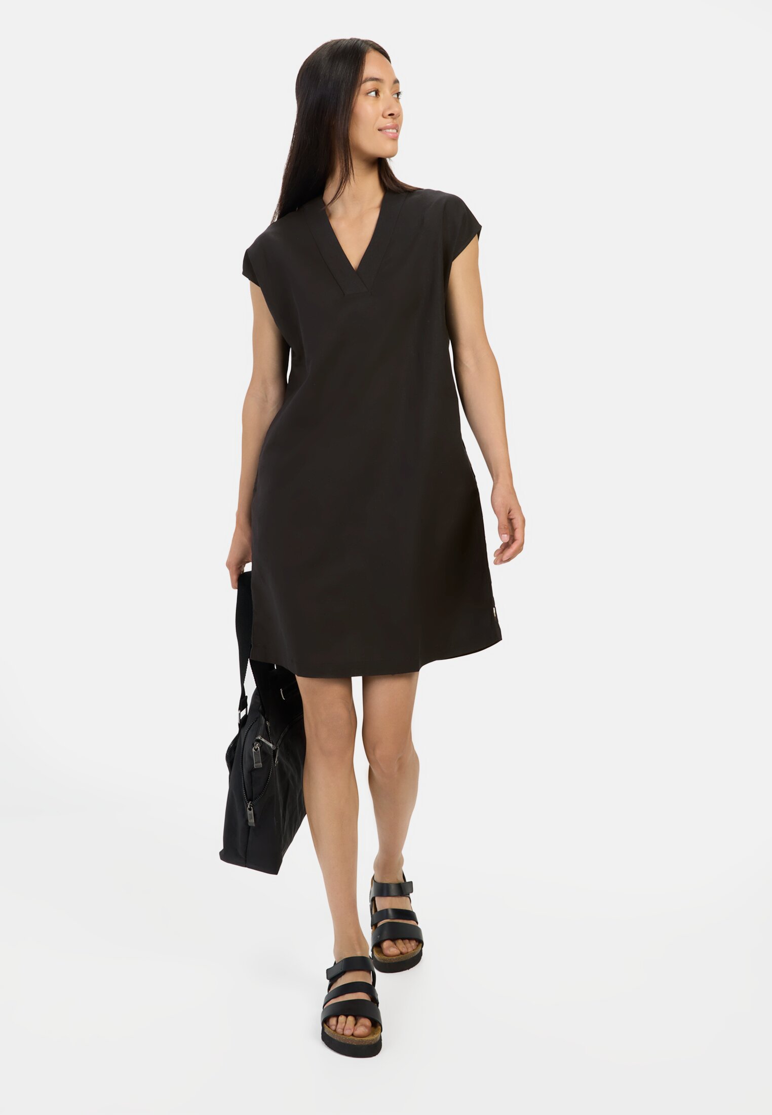 camelactive_Kleid_Caviar_391170-5S76-08_M3 Damen Kurzes Sommerkleid mit V-Ausschnitt Schwarz getragen vorne Ganzkörper