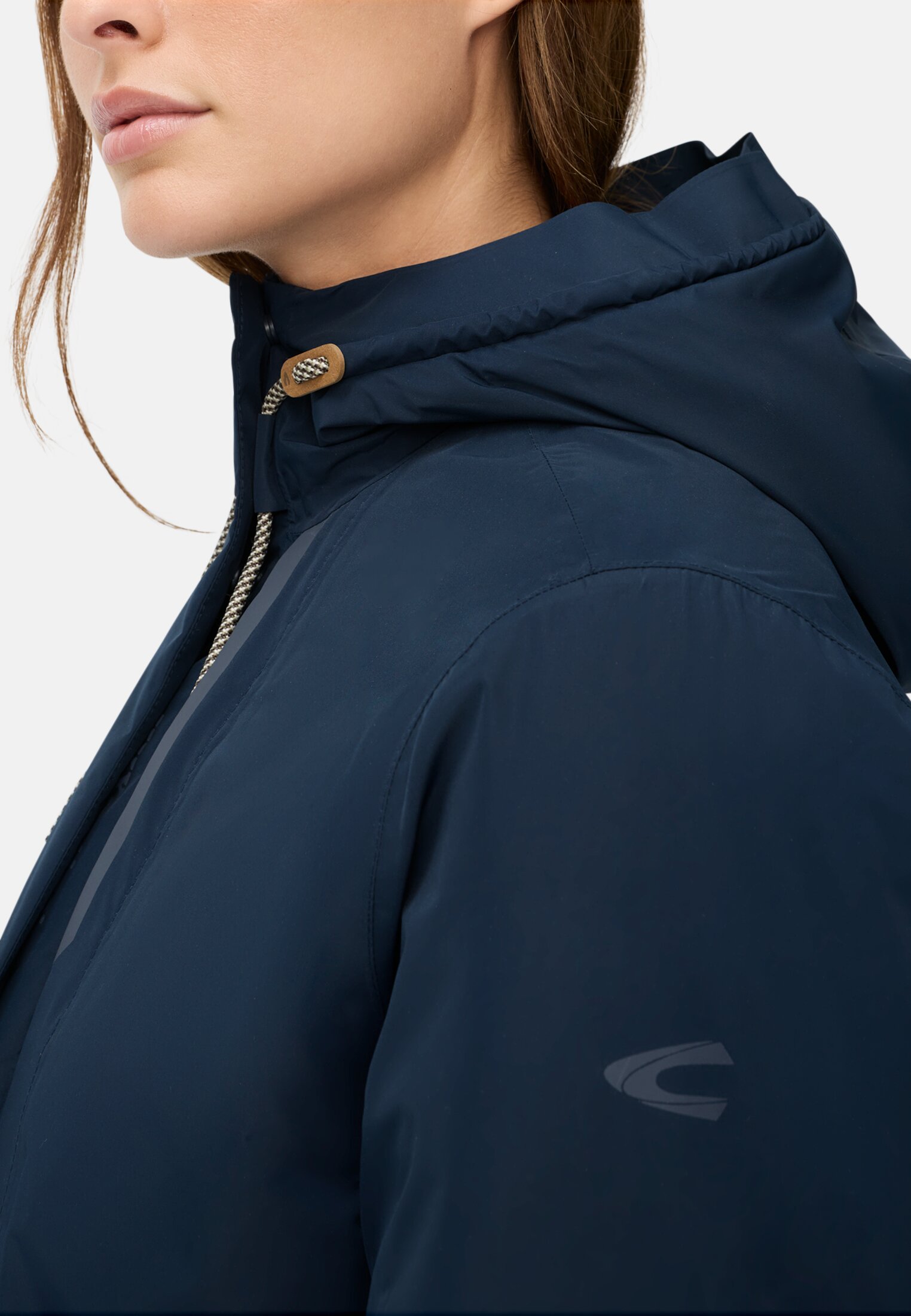 Damen teXXXactive® Funktionsmantel aus recyceltem Polyester Nachtblau getragen detailliert nah