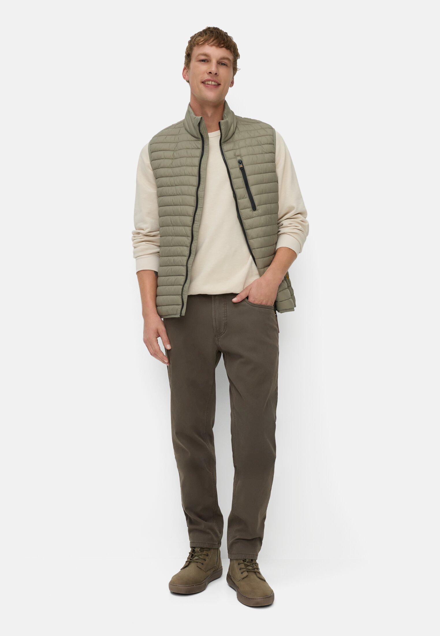 Heren Regular fit 5-pocket thermobroek Donkerbruin gedragen voor lichaam compleet 