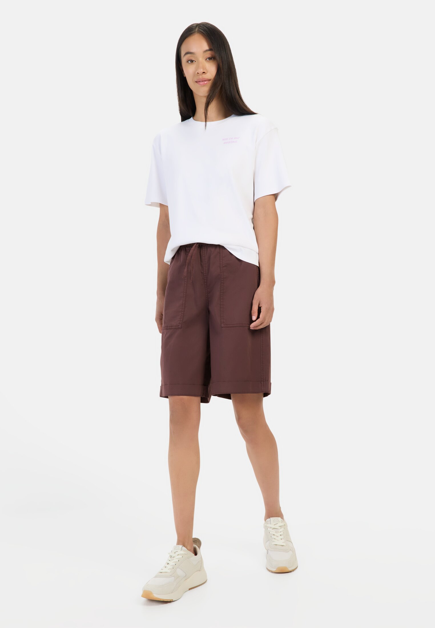 camelactive_Shorts_Brickrose_397105-5F86-26_M3 Women Bermuda shorts with elastic drawstring Dark Red worn front full body