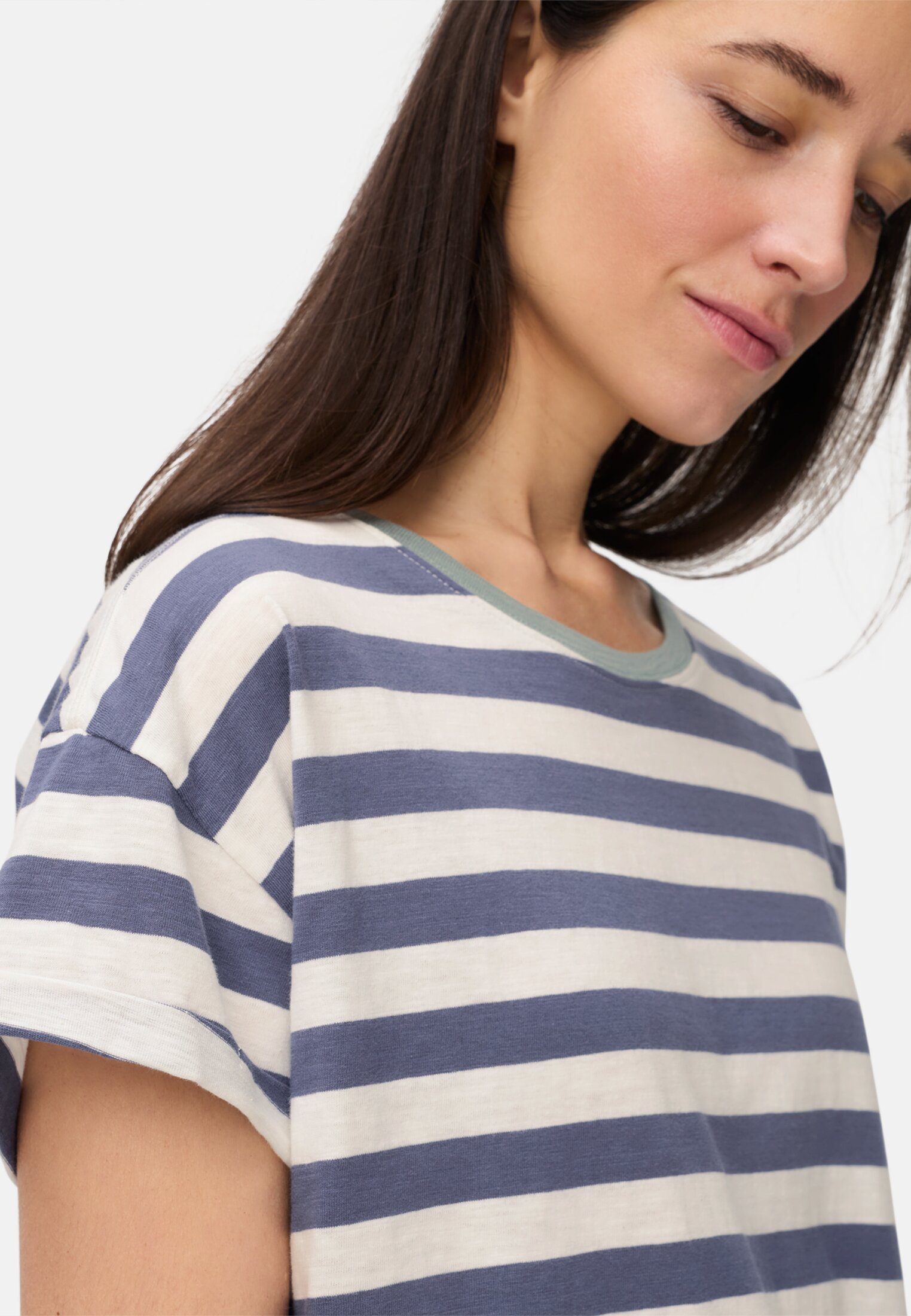 Damen T-Shirt aus reiner Baumwolle Ozeanblau getragen detailliert nah