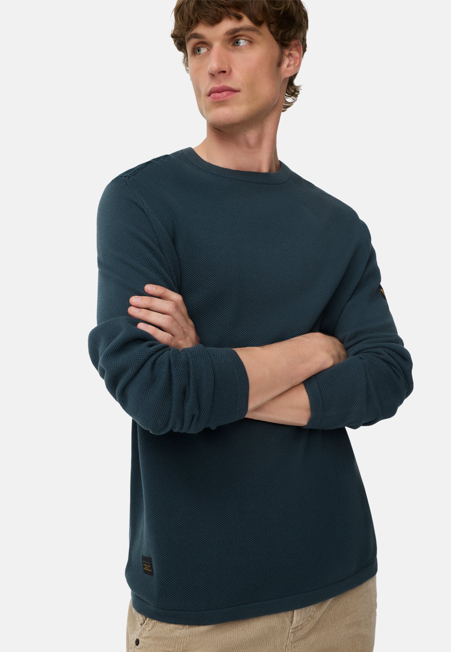 Herren Pullover aus reiner Baumwolle Tintenblau getragen emotional