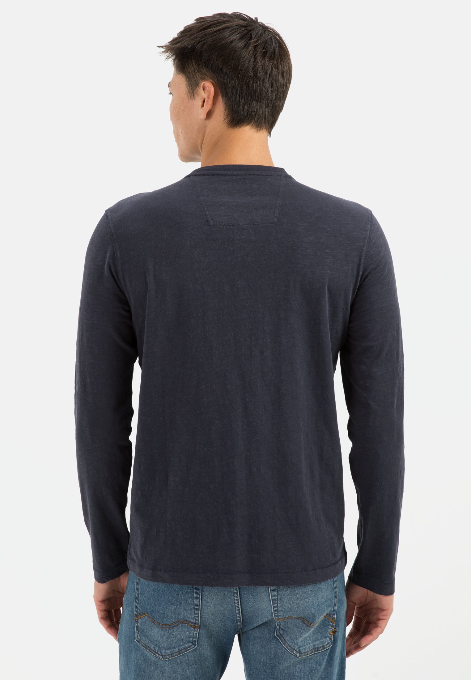 Herren Leichtes Langarmshirt mit Henley Kragen aus Organic Cotton Dunkelblau getragen hinten