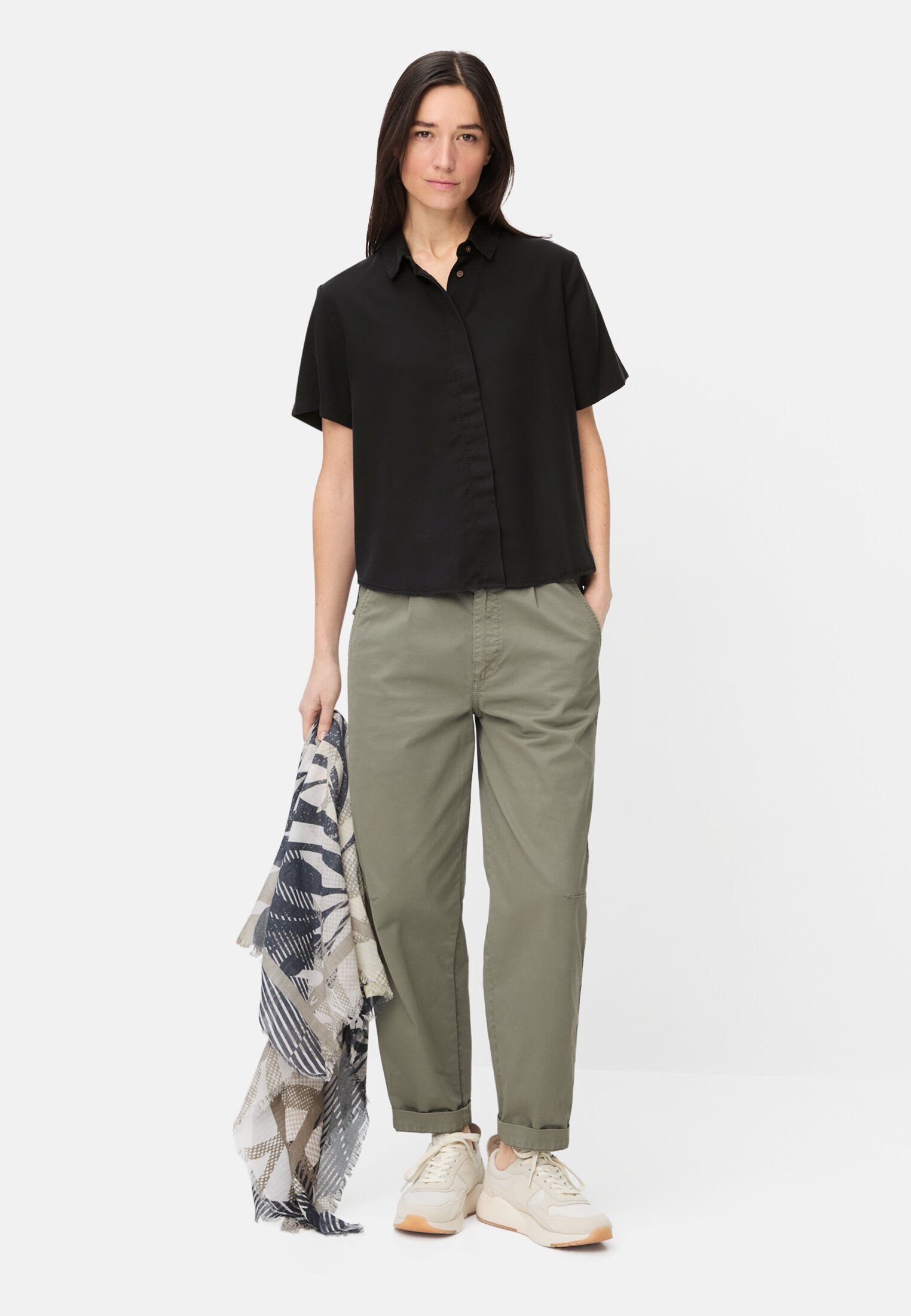 Damen Kurzarm Bluse mit Kentkragen Kaviar getragen vorne Ganzkörper