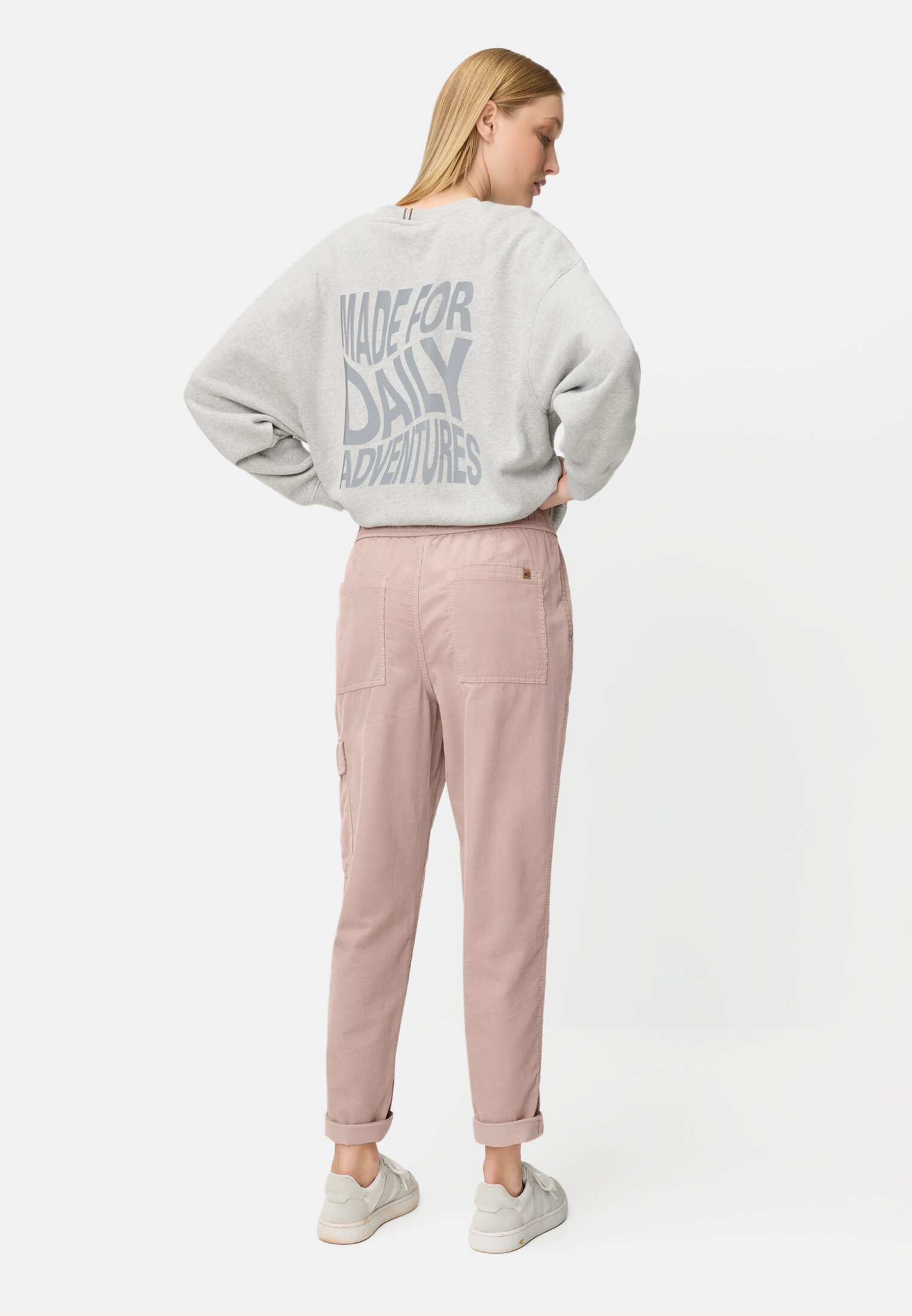 Damen Cargo-Hose aus reiner Baumwolle Dunkles Lilarosa getragen hinten