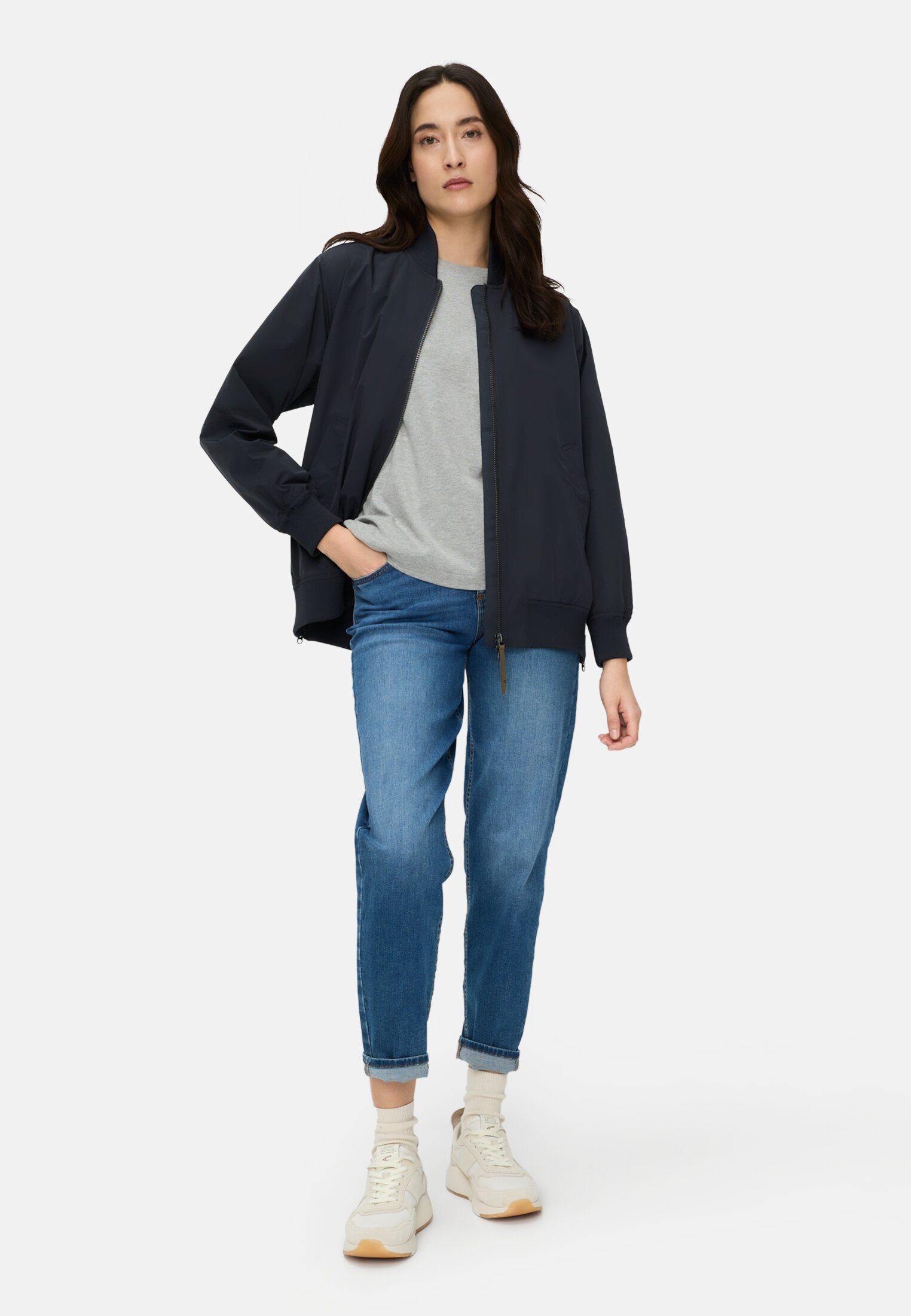 Damen Bomberjacke mit seitlichem Reißverschluss Navyblau getragen vorne Ganzkörper