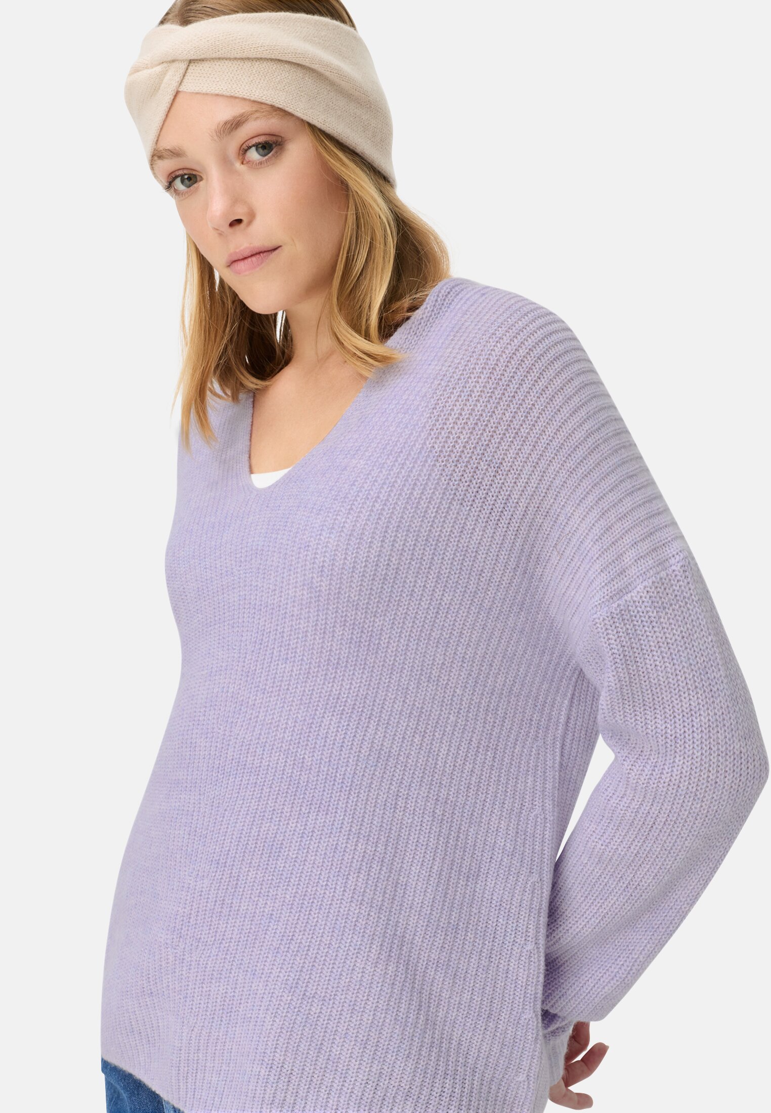 Damen Strickpullover mit V-Ausschnitt Lila getragen emotional