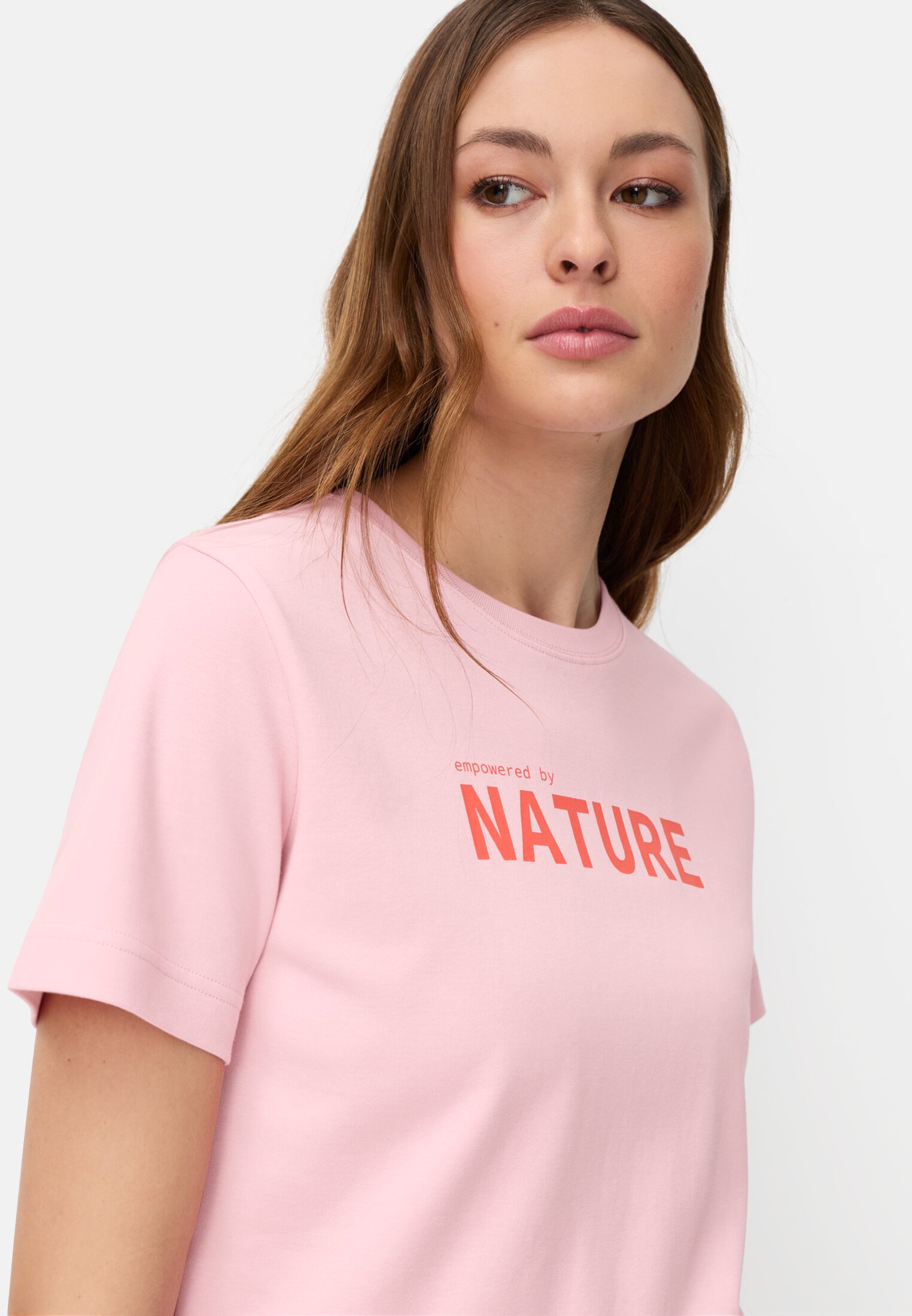Vrouwen T-shirt van puur katoen Roze gedragen detail dichtbij  