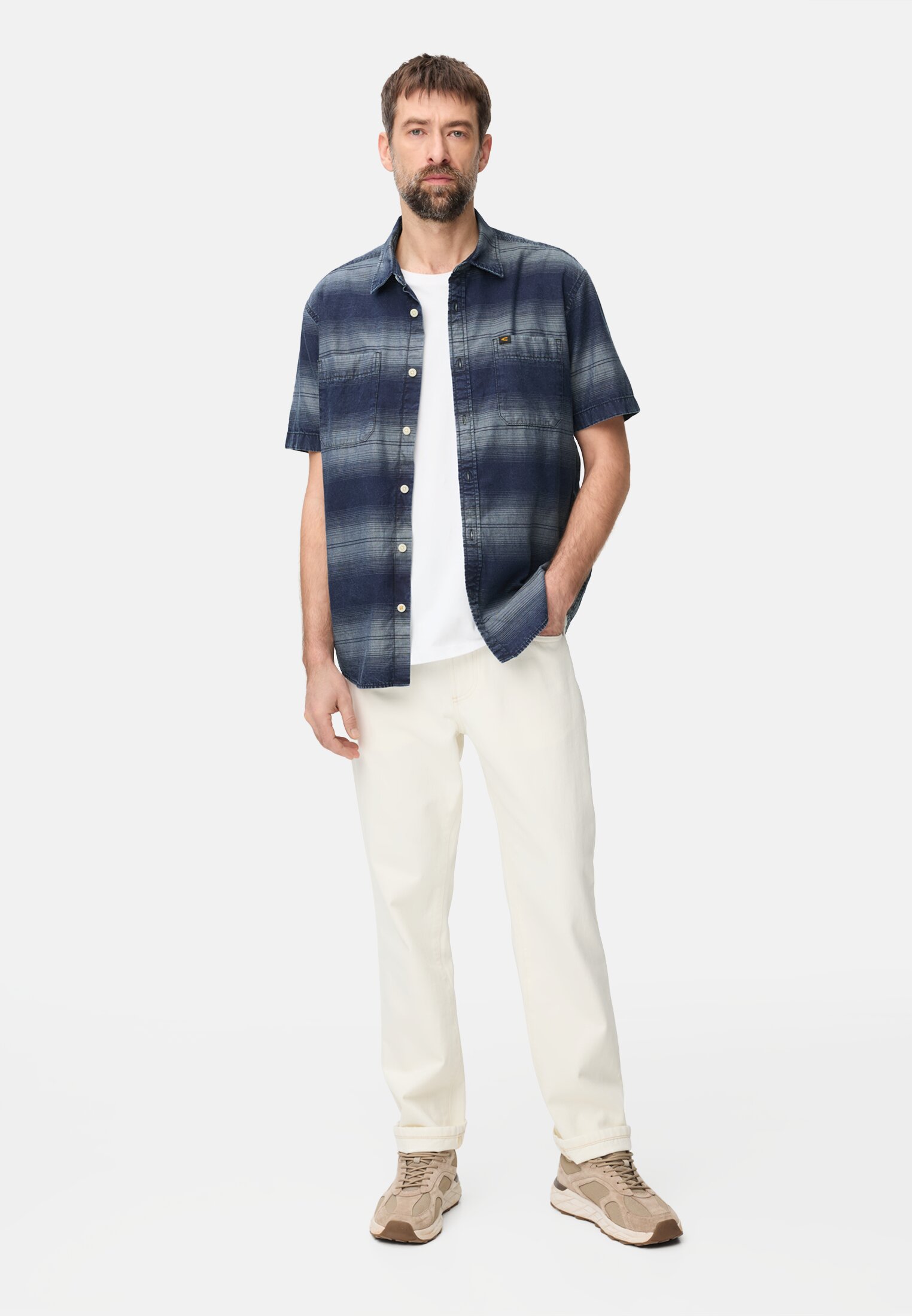 Men Short sleeve shirt with chest pockets Dark Blue worn front full body