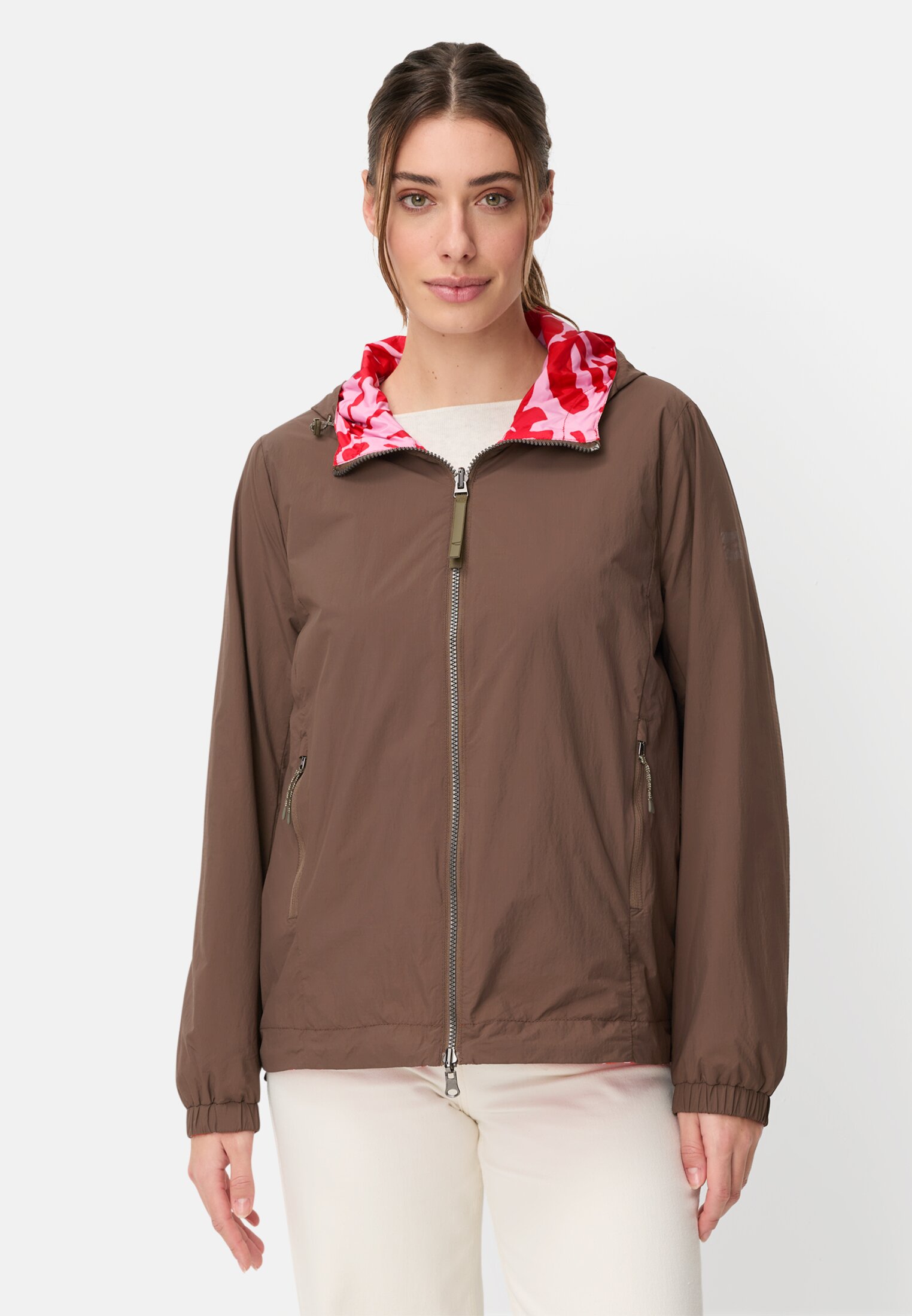 Damen Wendejacke mit Allover-Print und unifarbener Seite Braun getragen vorn
