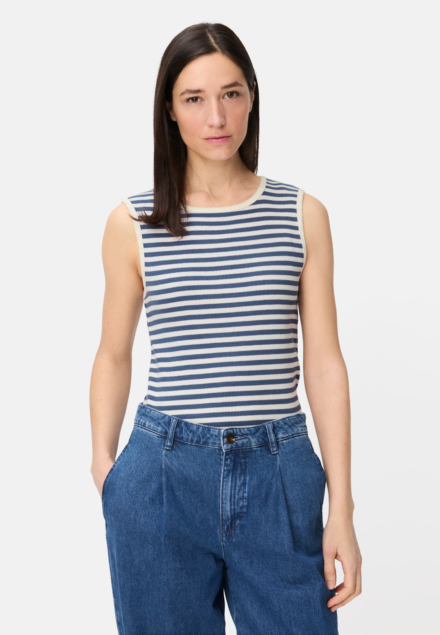 Damen Top mit Rundhalsausschnitt Ozeanblau getragen vorn