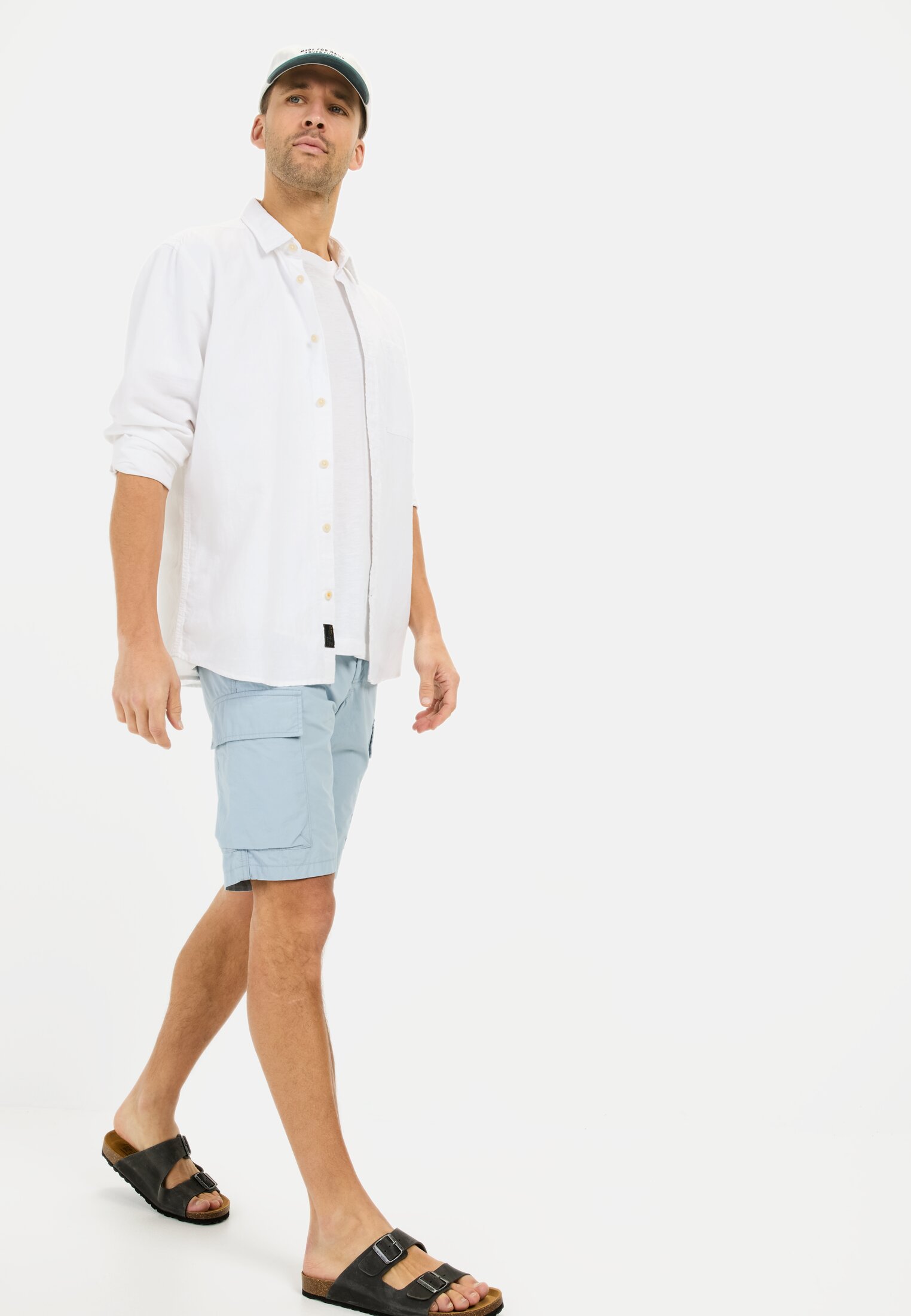 MI_96R57-5F50-43_M4-00 Herren Cargo Shorts Regular Fit Hellblau getragen emotional