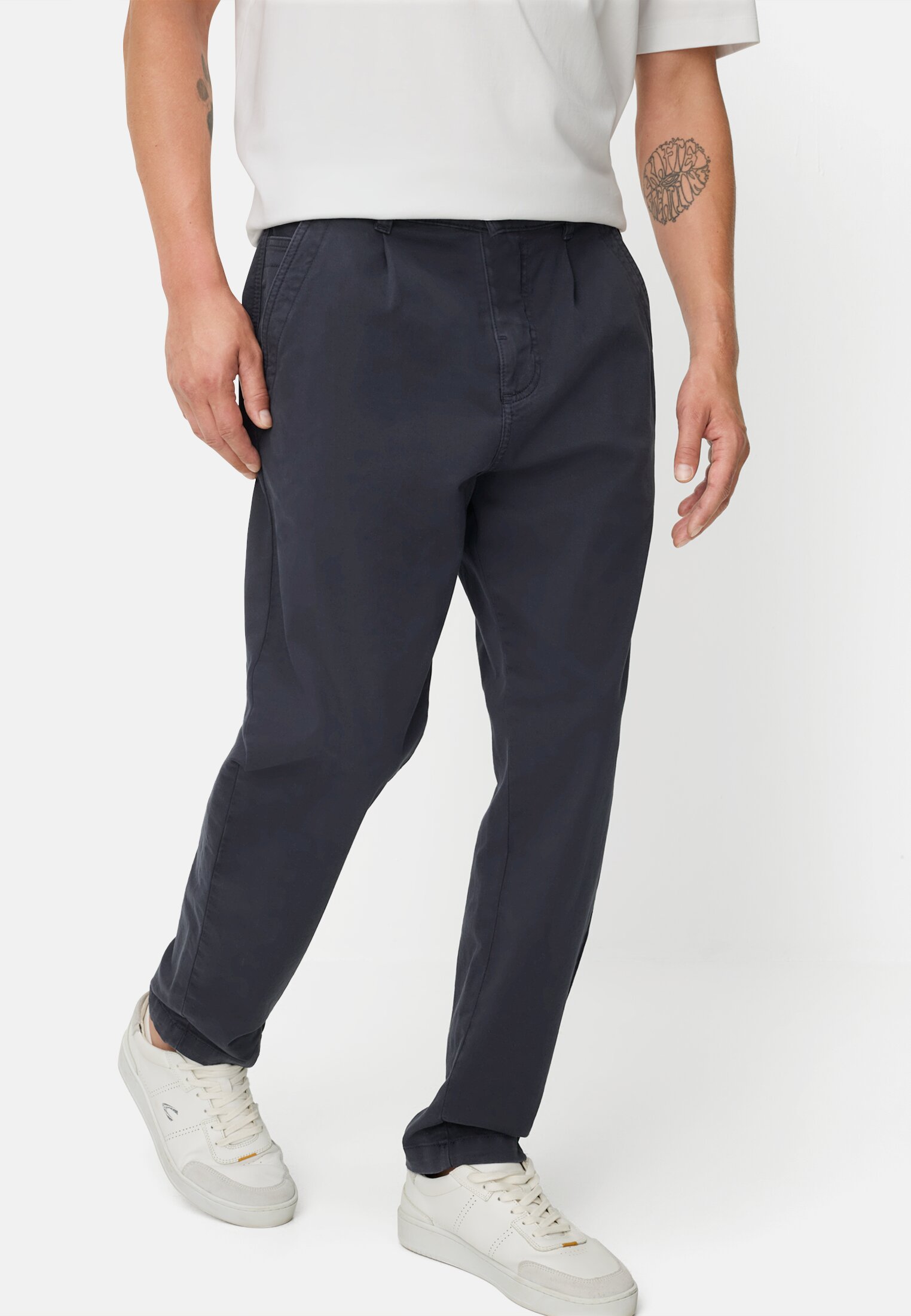 Herren Relaxed Fit Chino mit 2-Wege Stretch Navyblau getragen emotional