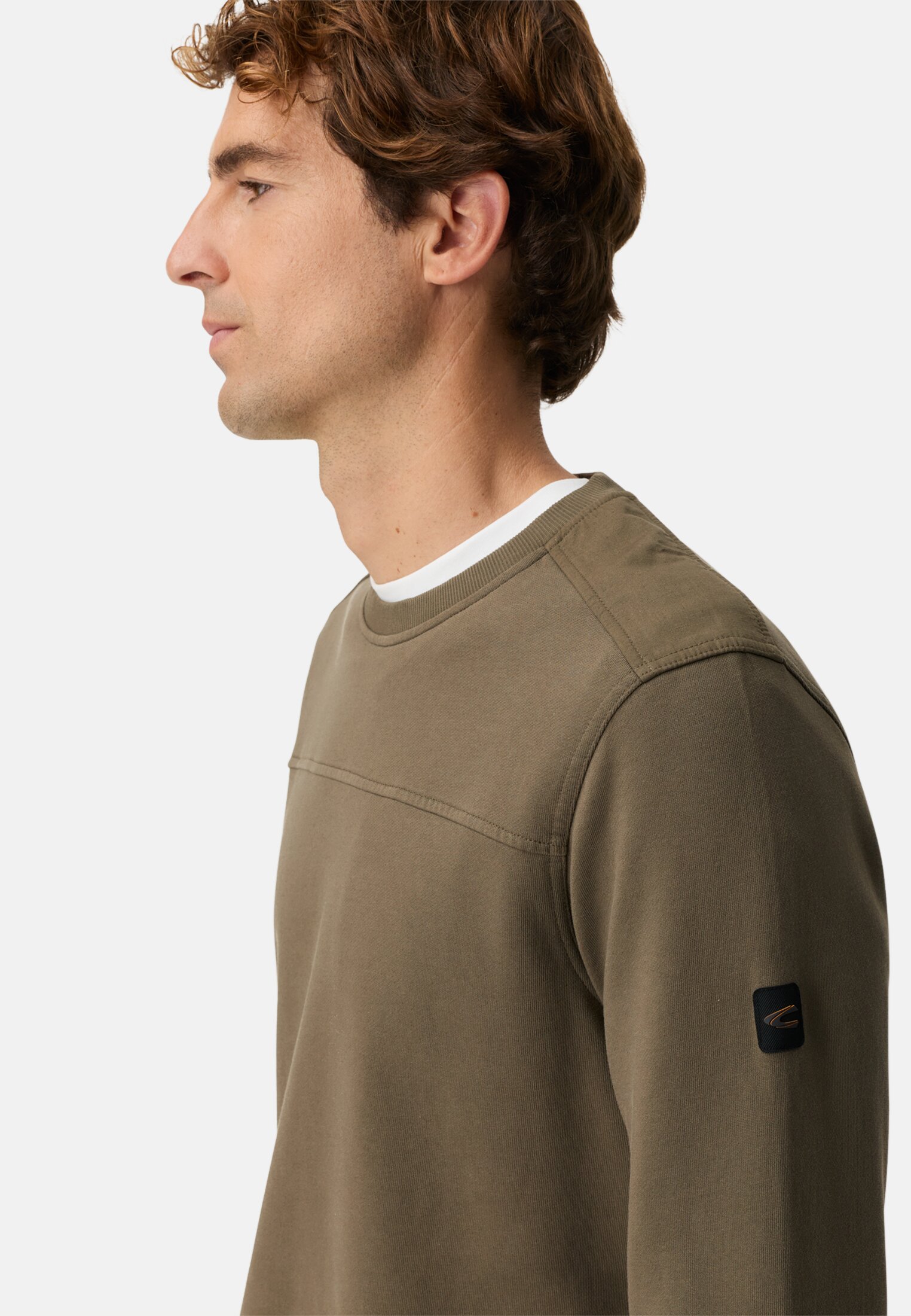 Herren Pullover aus reiner Baumwolle Olivgrün getragen detailliert nah