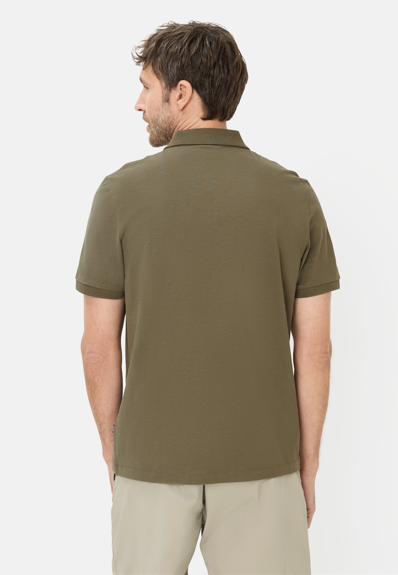 Herren Poloshirt mit Reißverschluss Olivgrün getragen hinten