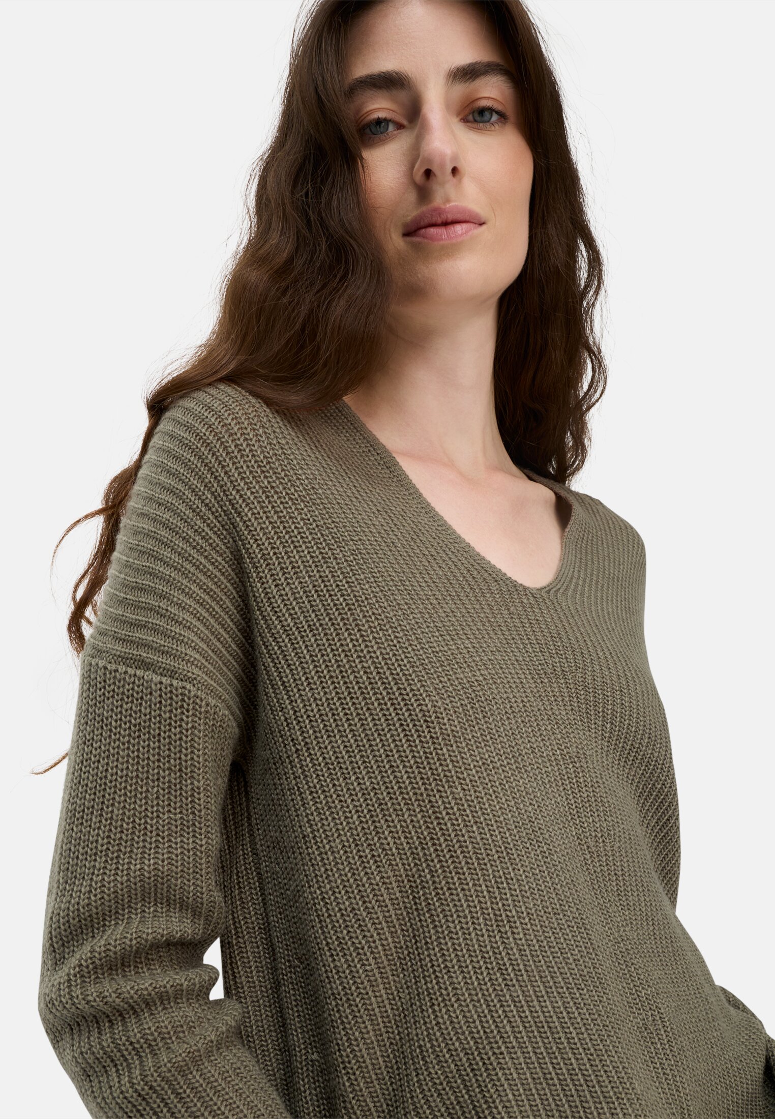 Damen Strickpullover mit V-Ausschnitt Graugrün getragen detailliert nah