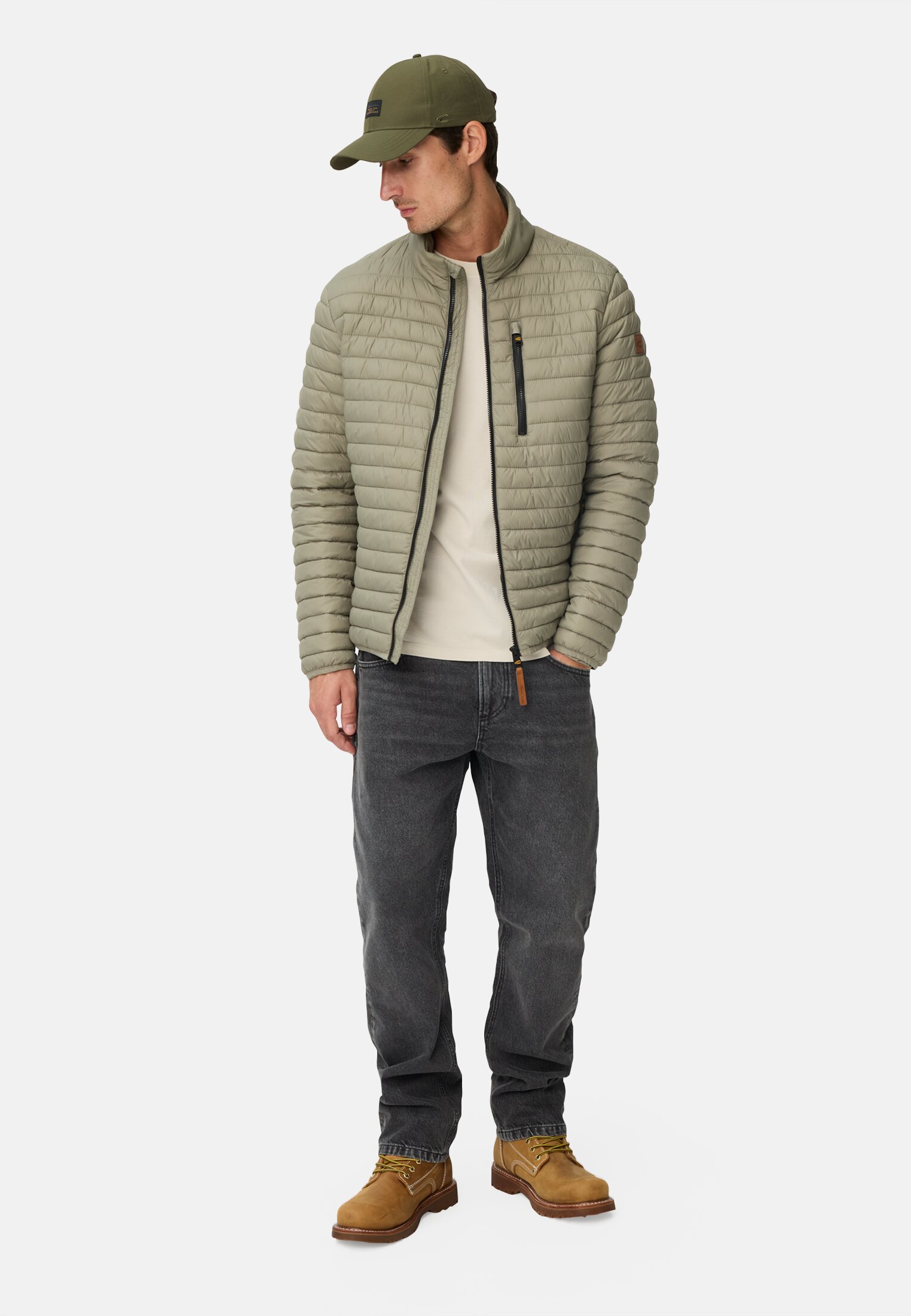 Herren Steppjacke mit Reißverschlusstaschen Grün getragen vorne Ganzkörper