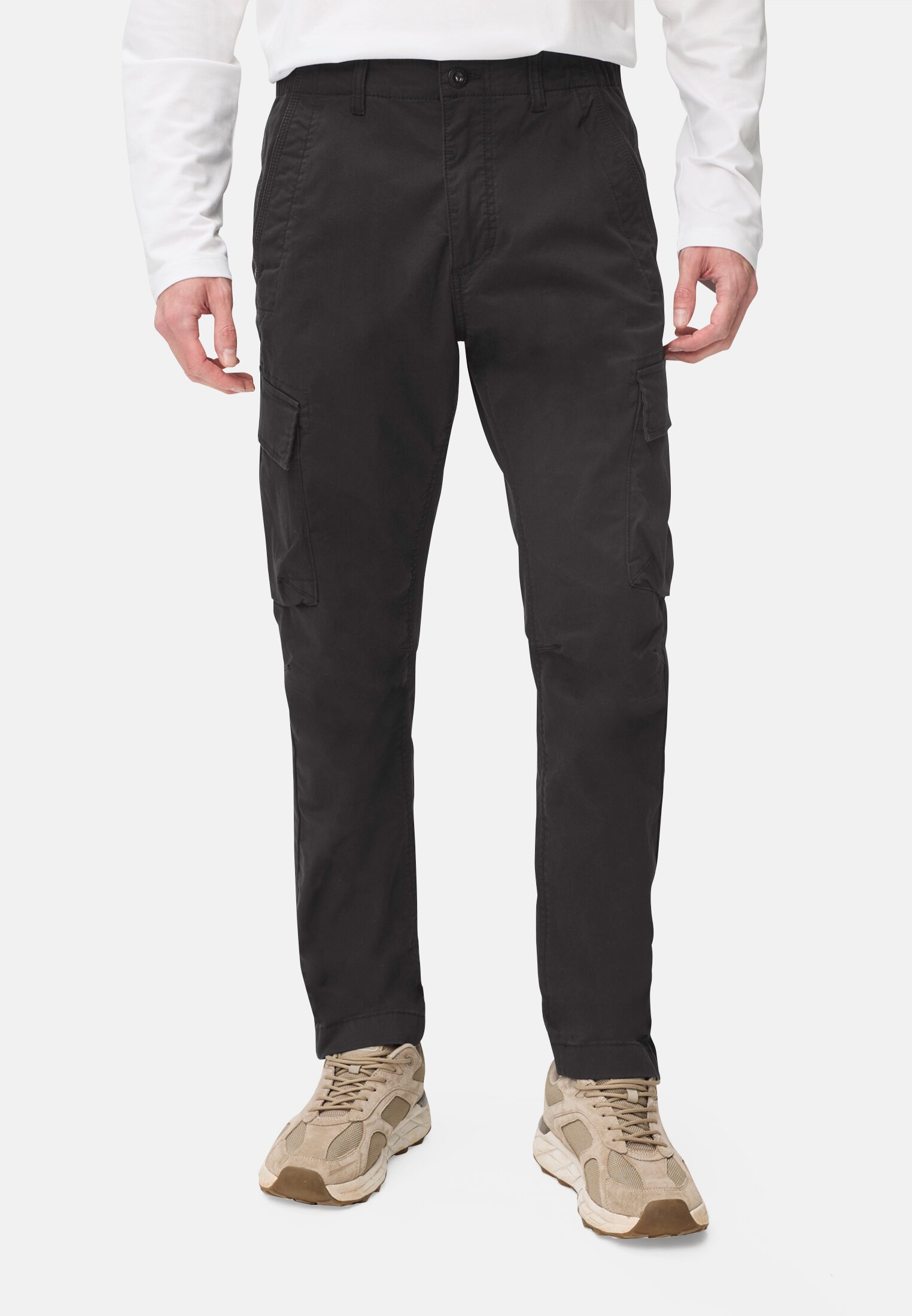 Herren Cargo Regular Fit Hose aus Baumwollmix Schwarz getragen vorn