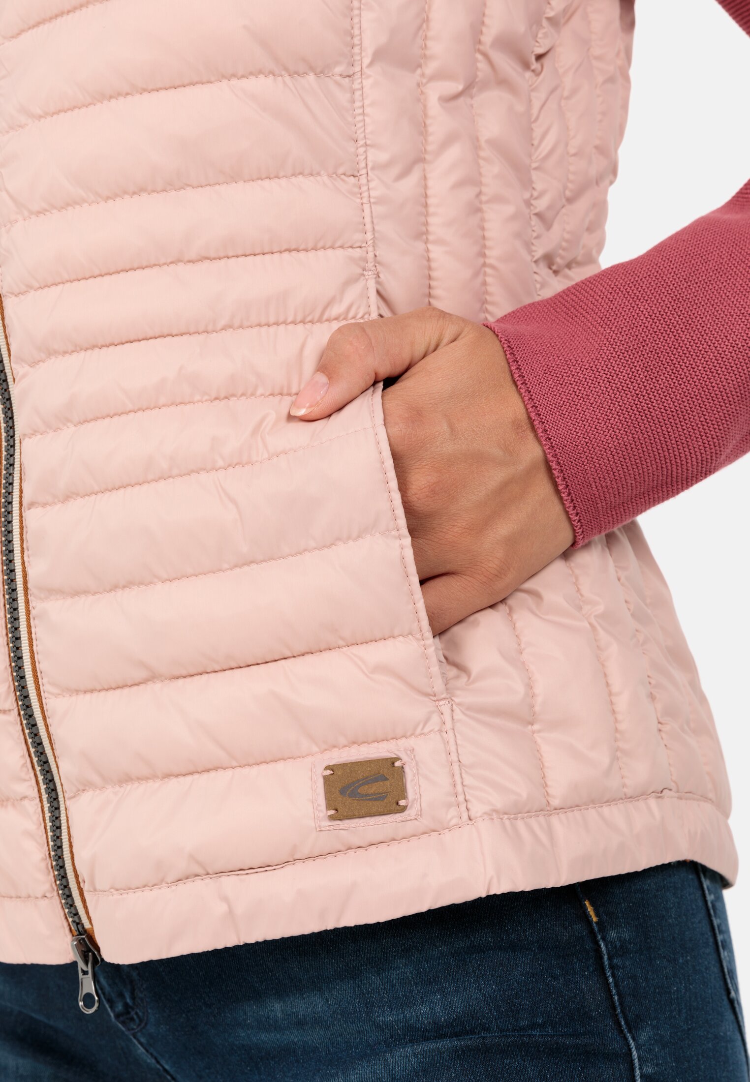 Damen Steppweste aus 100% recyceltem Material Rose getragen detailliert nah