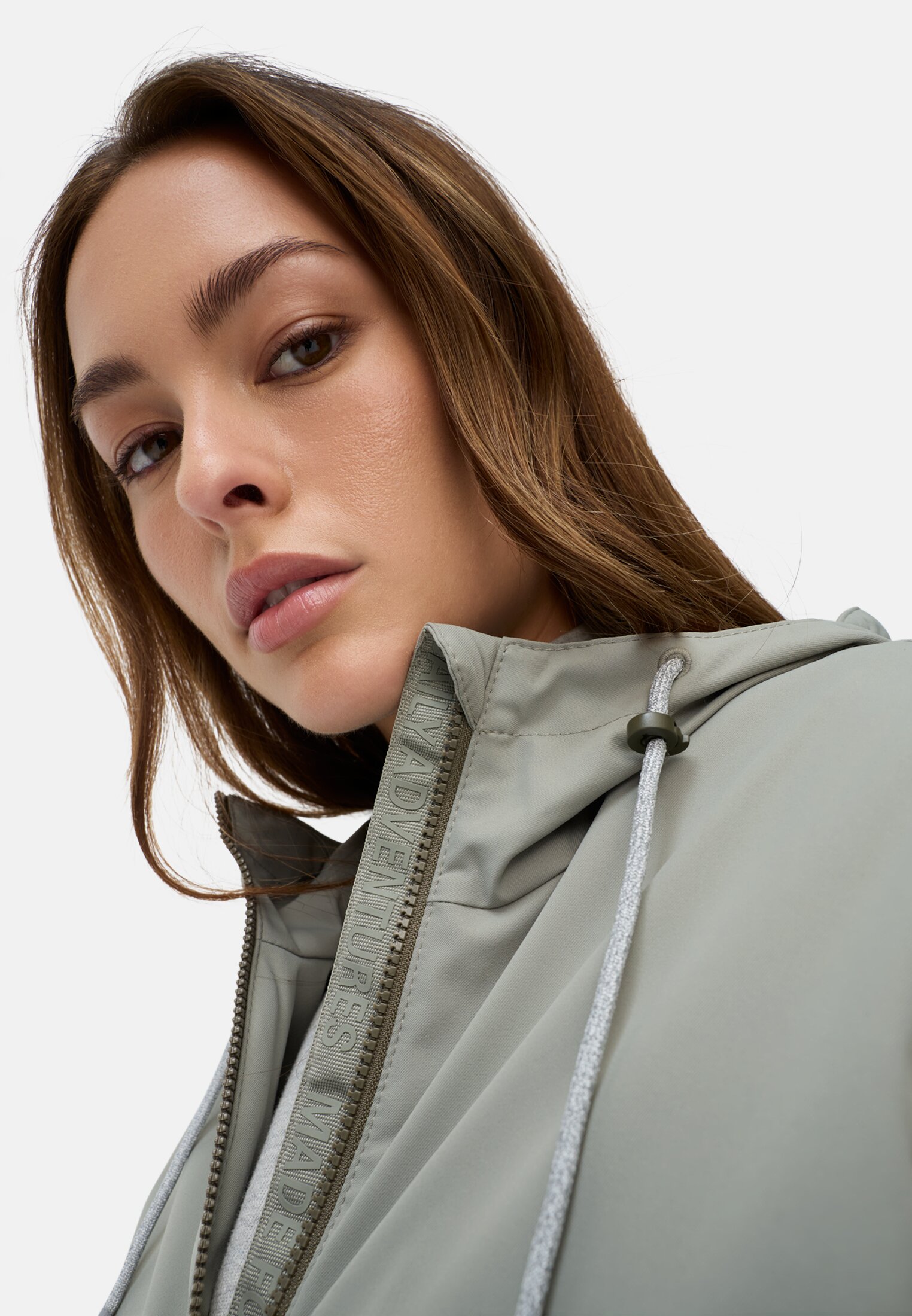 Damen Funktionsjacke aus leichtem Softshell und reflektierenden Details Dunkelsalbei getragen emotional