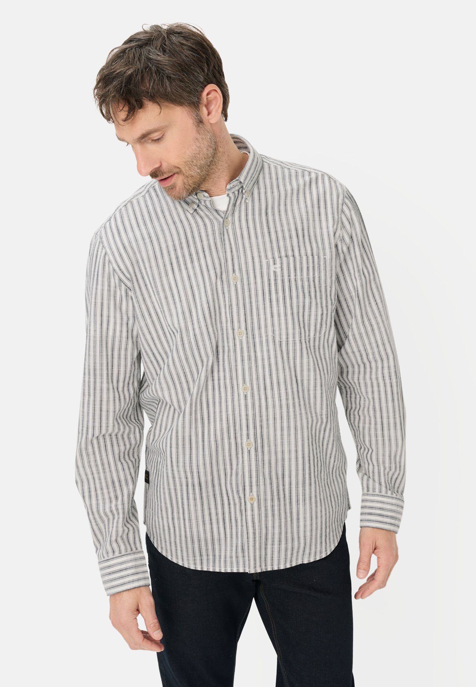 Herren Langarmhemd mit Button-Down-Kragen Dunkelblau getragen vorn