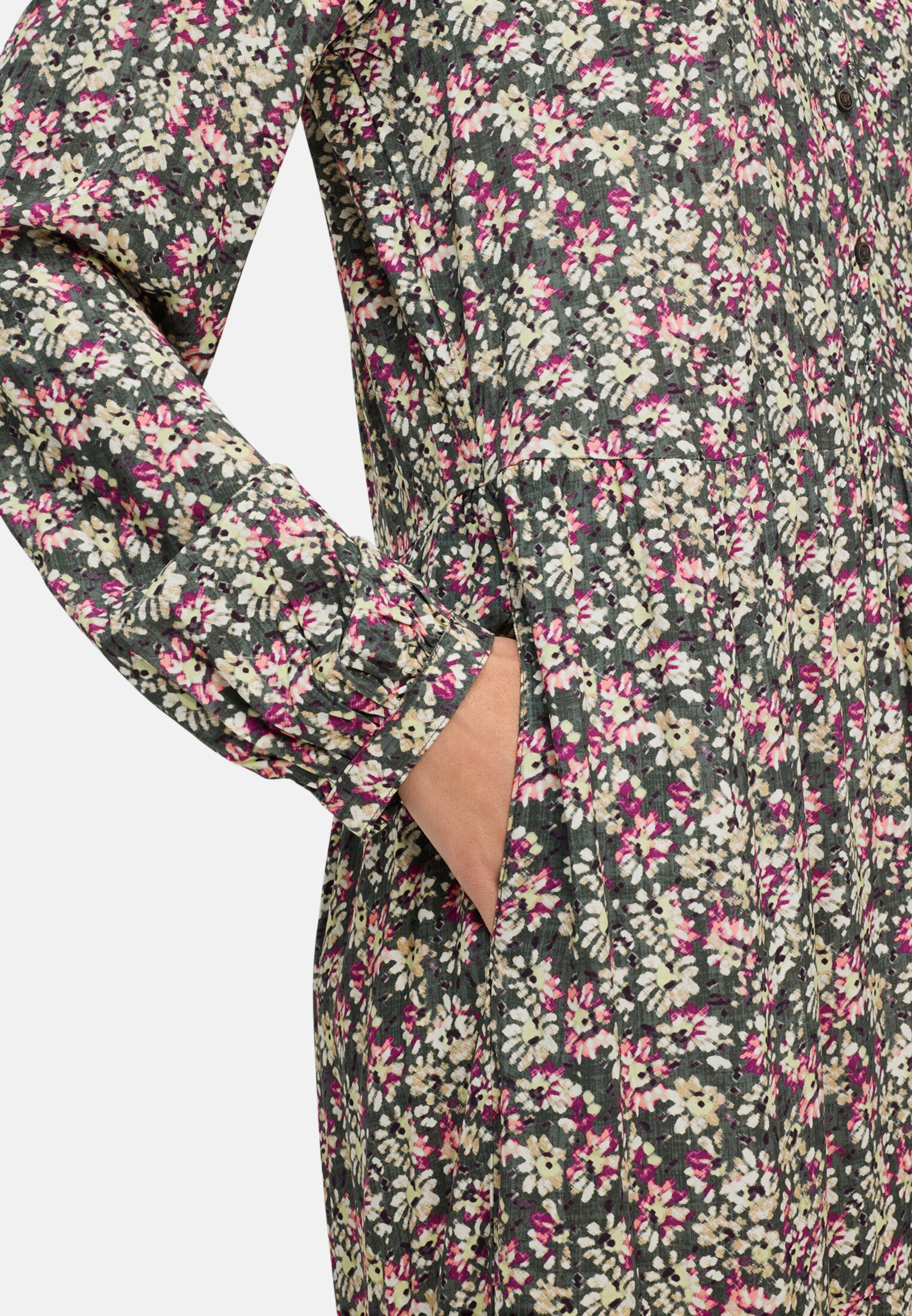 Women Long-sleeved dress made of pure viscose Flower print worn detail close