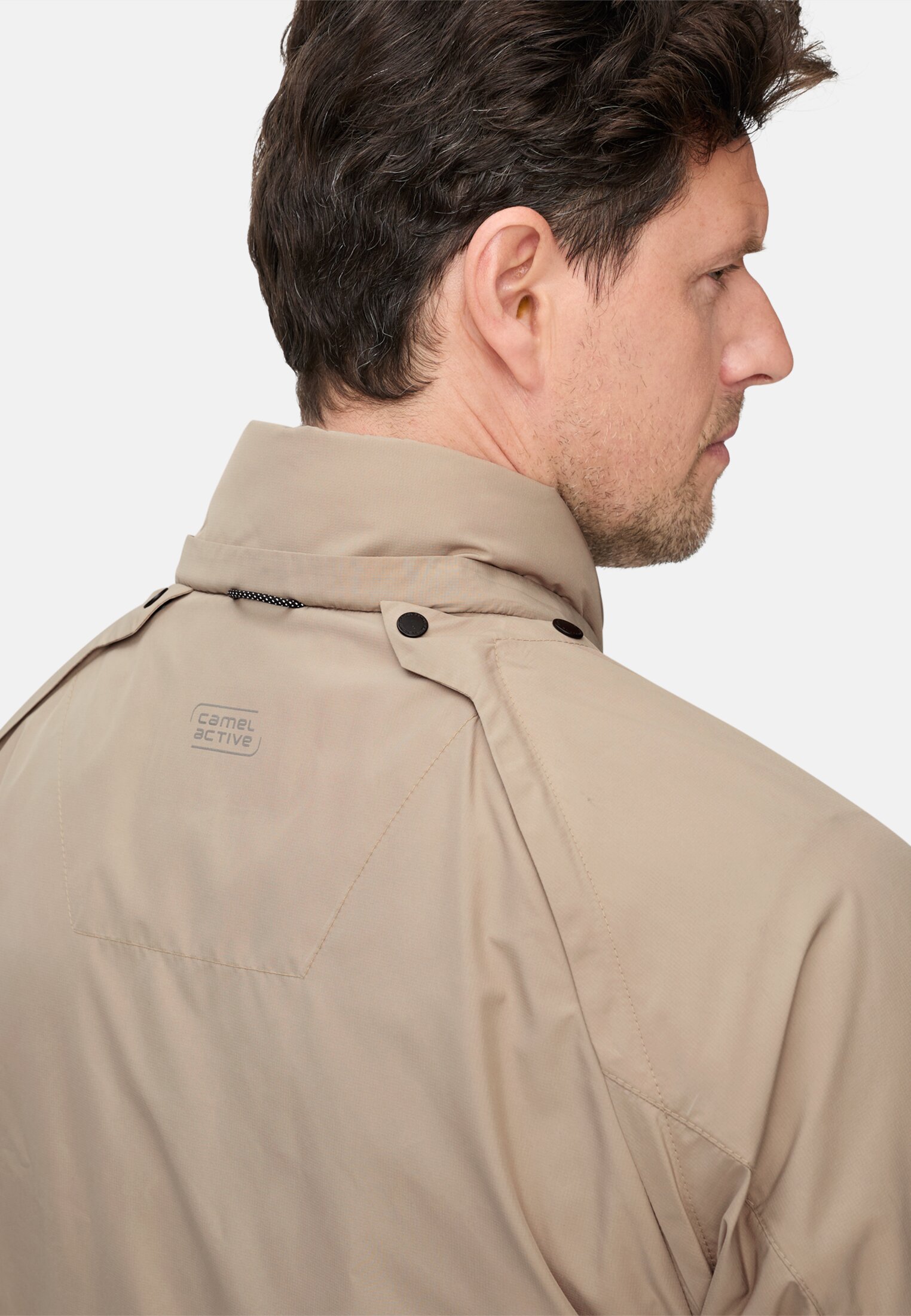 Herren Übergangsjacke aus besonders leichtem Material Beige getragen detailliert nah