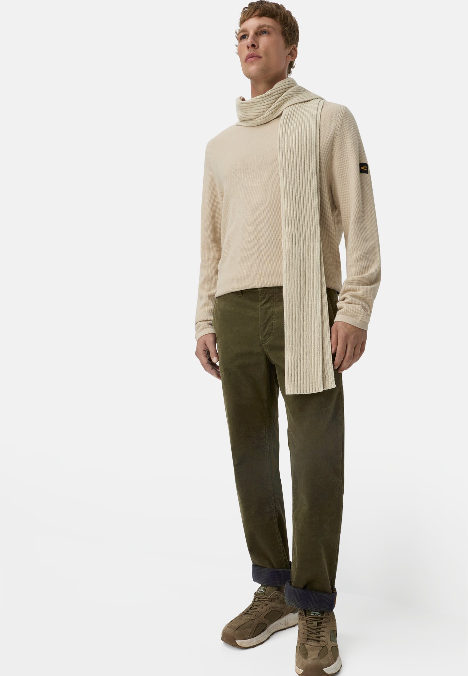 Herren Chino Thermo mit wärmeisolierender Funktion Waldgrün getragen emotional