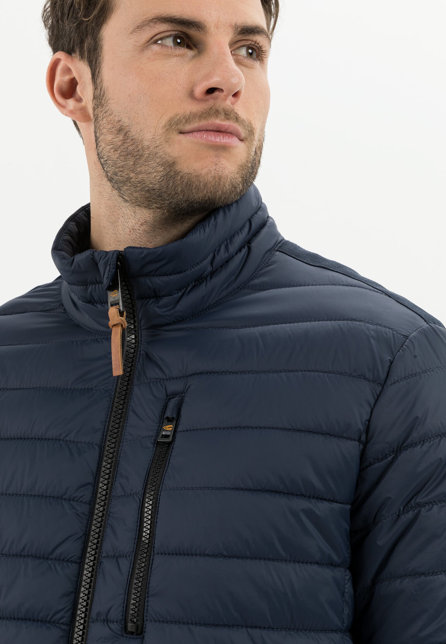 Men Downfree quilted jacket from recycled polyester Dark Blue worn detail close