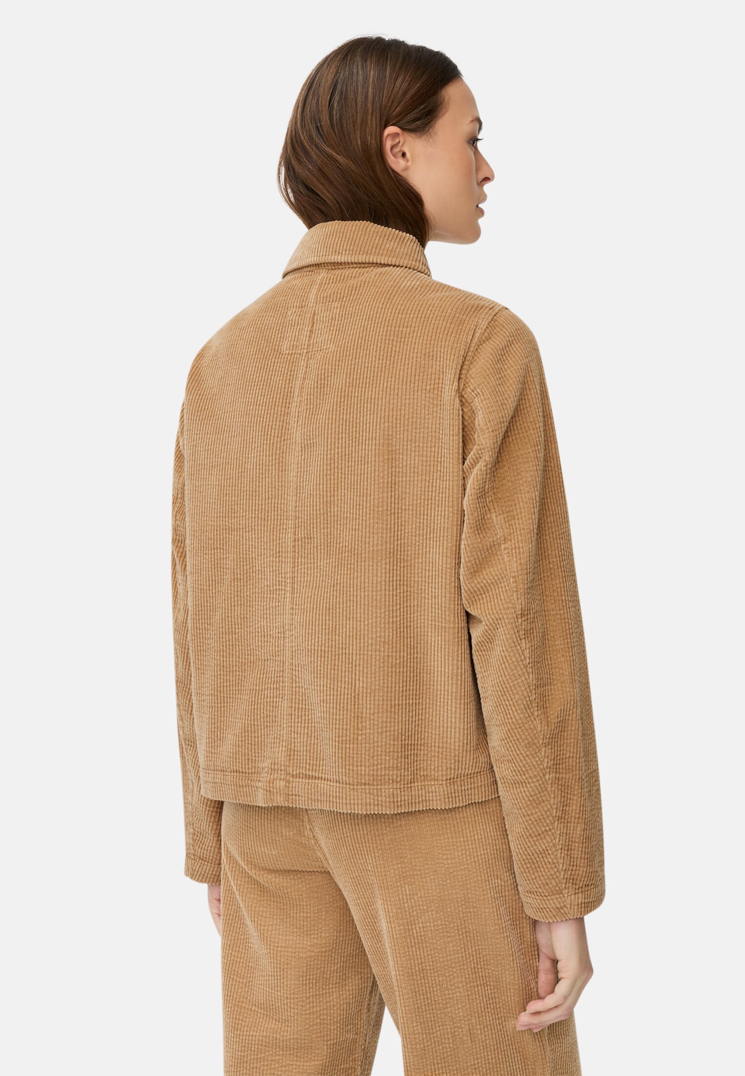 Damen Indoor Blazer im Mehrtaschendesign Karamell getragen hinten