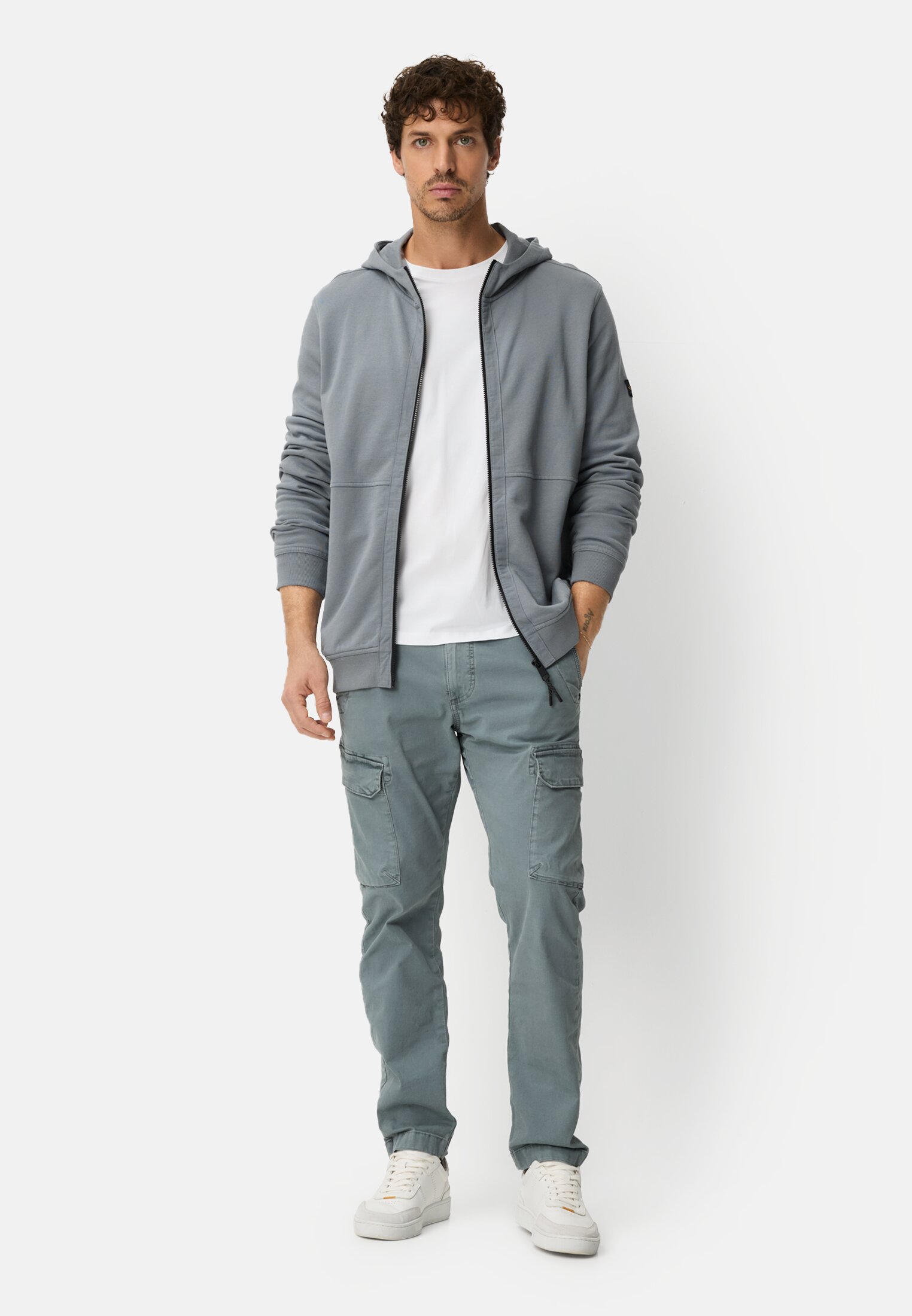 Herren Sweatjacke mit Taschen Blau getragen vorne Ganzkörper